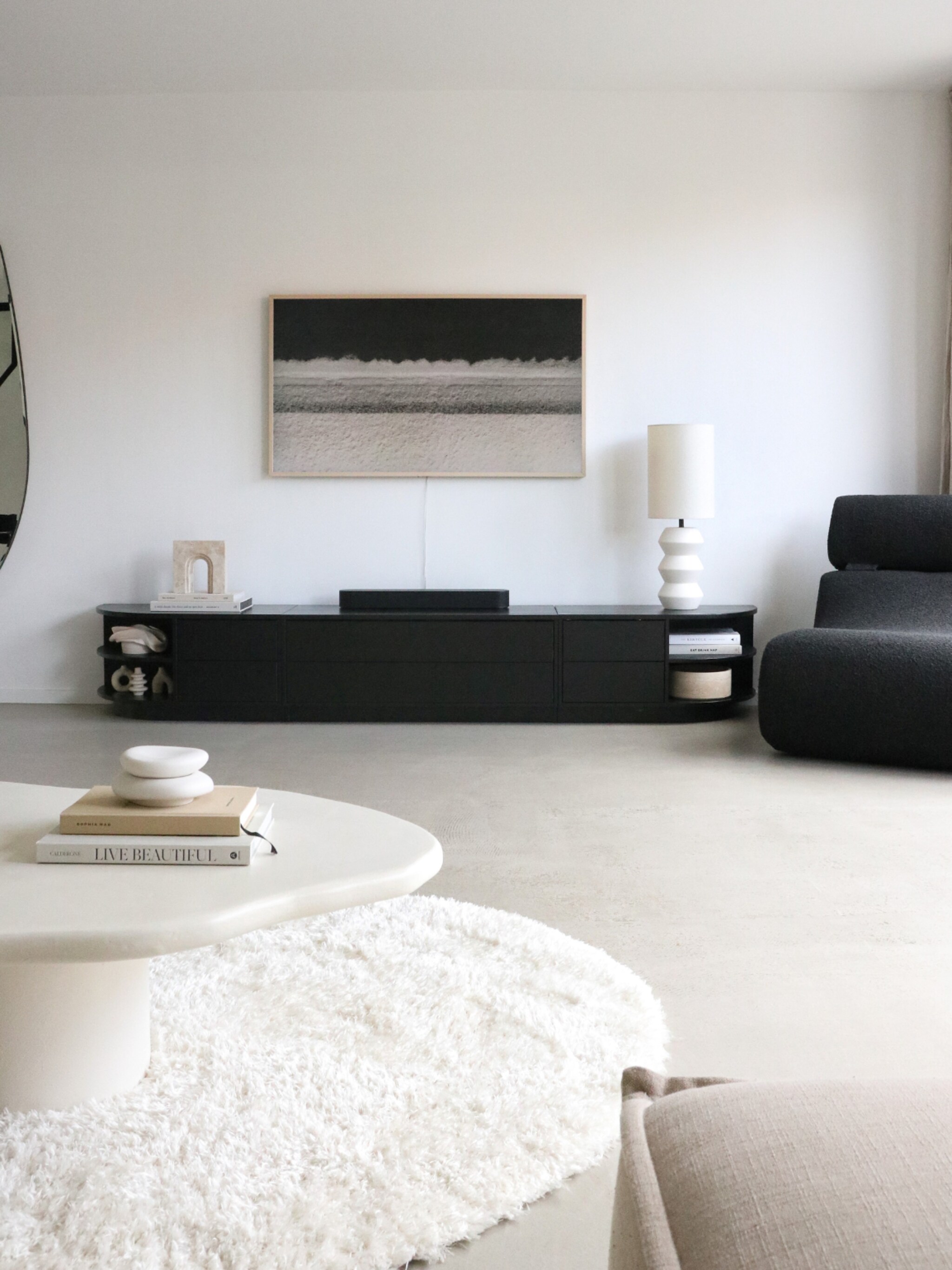 binnenkijken in zwart wit interieur