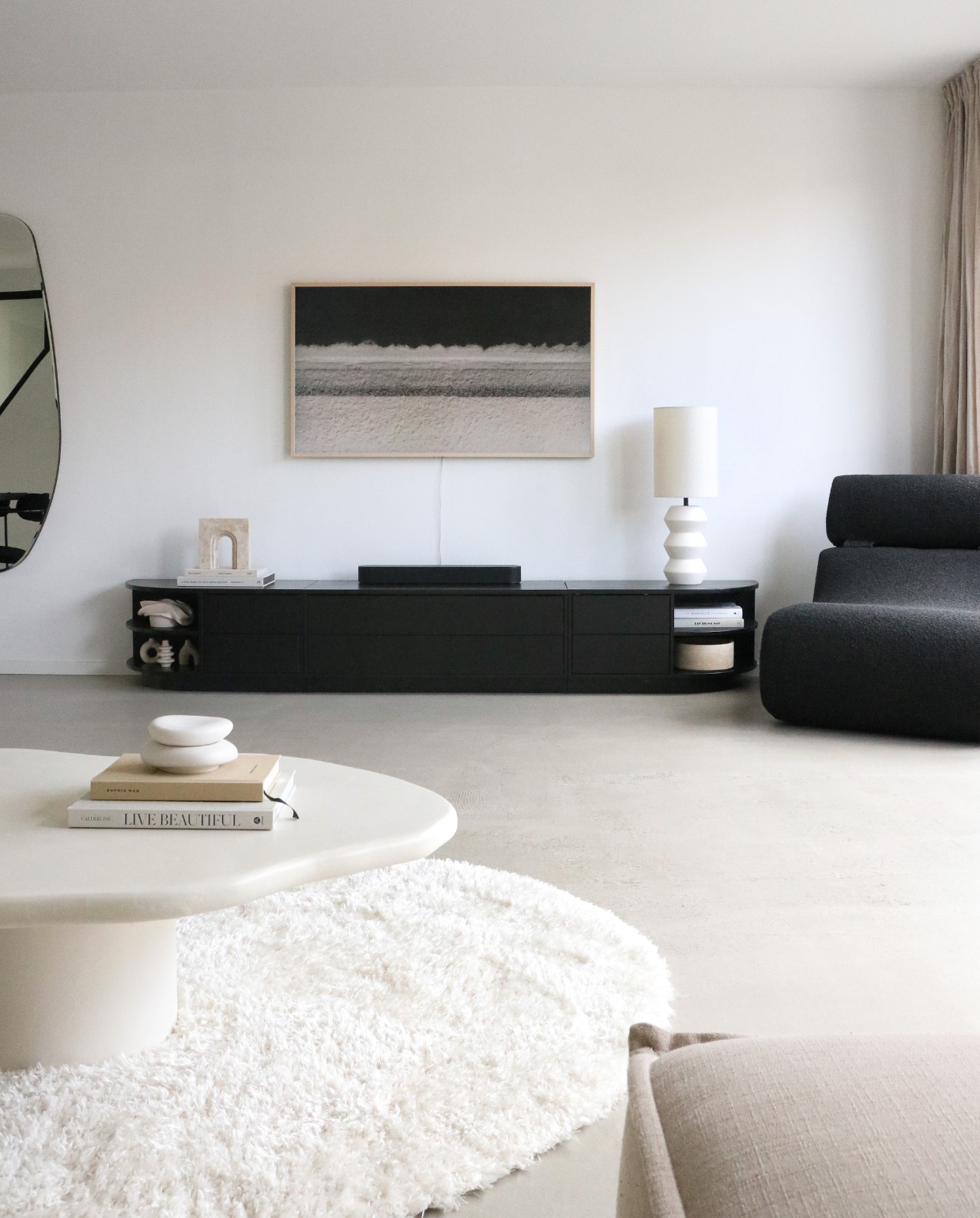 Betonciré salontafel She, vloerkleed Wehkamp, televisie Samsung, travertine object ‘Archus’ van Stoned Amsterdam, keramiek Creatrice Ceramics, tafellamp Kwantum, tv-meubel Finca van Woood, fauteuil Kave home, spiegel Blossholm. Overig onbekend. vtwonen 12-2023 | styling en fotografie Manieke Versluis