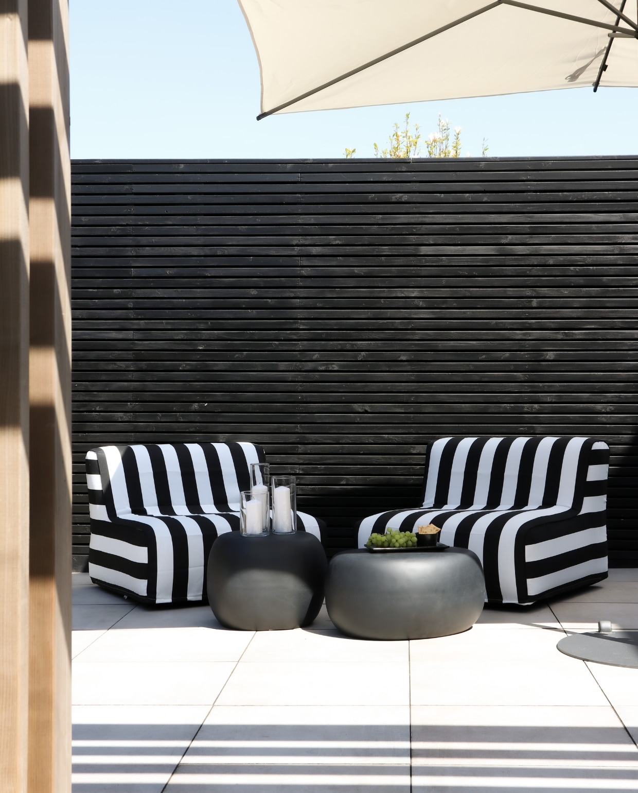 Fauteuils Sit on air en bijzettafels Pebble van vtwonen. vtwonen 12-2023 | styling en fotografie Manieke Versluis