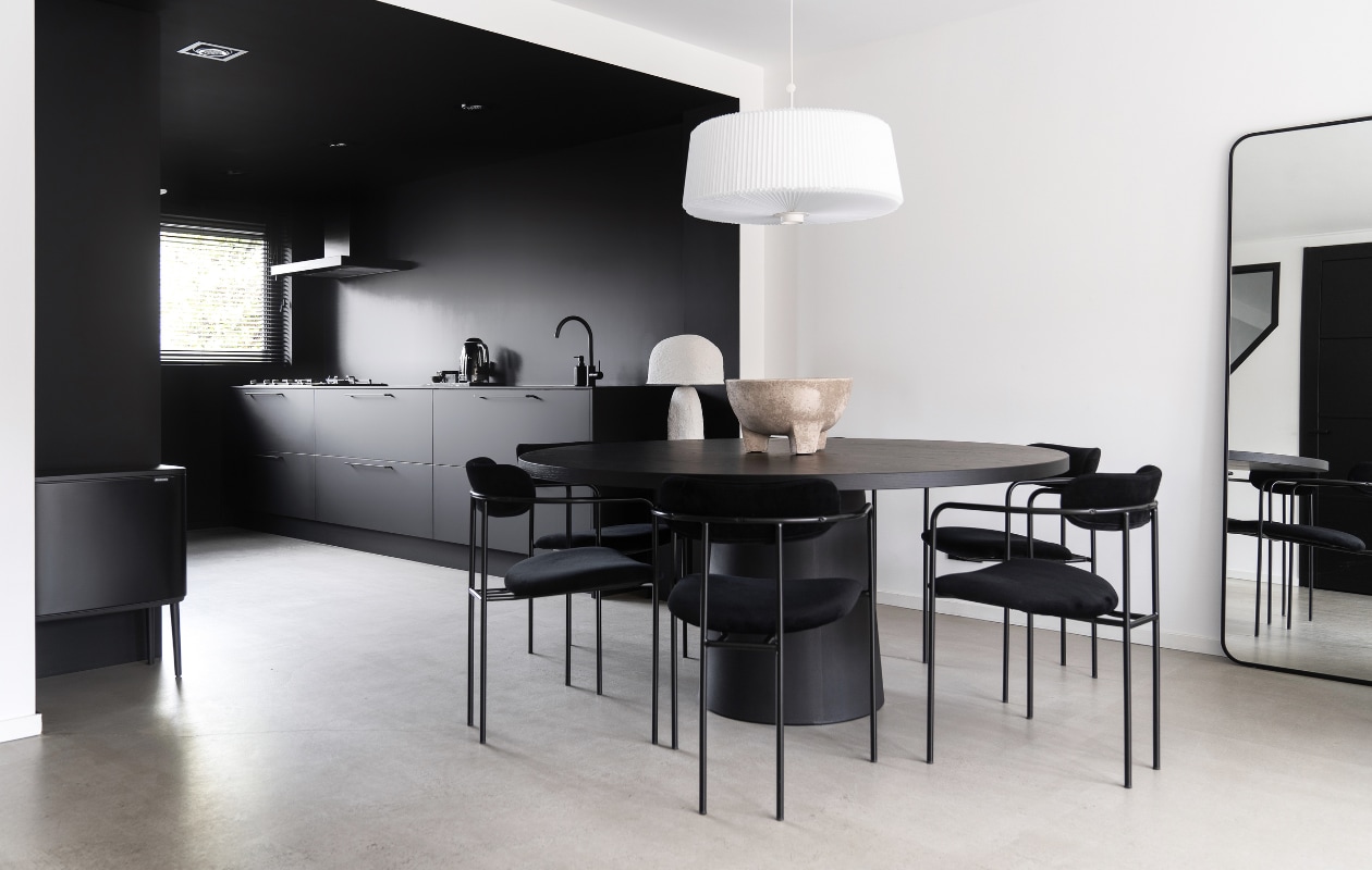 Eettafel en hanglamp Plié Plissé van Moooi, schaal Housewolf, eetkamerstoelen Ivy van Woood, papier-maché tafellamp van H&amp;M home, spiegel Made. Overig onbekend. vtwonen 12-2023 | styling en fotografie Manieke Versluis