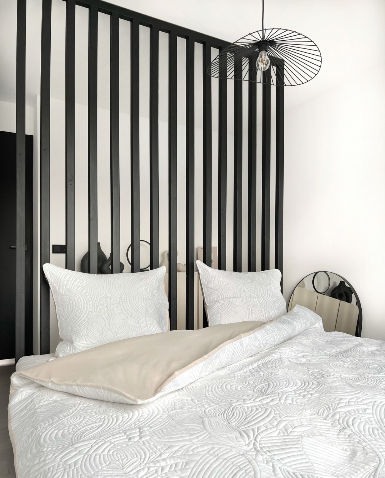 Houten bedframe zelfgemaakt, dekbedovertrek Moooi, hanglamp Westwing. Overig onbekend. vtwonen 12-2023 | styling en fotografie Manieke Versluis