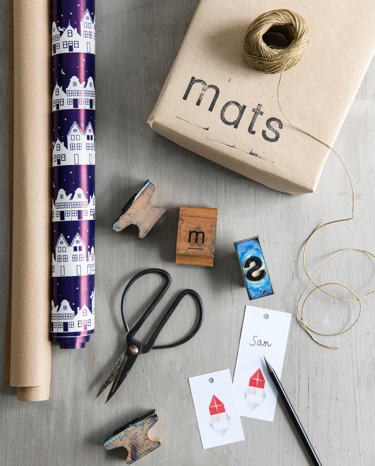 Sinterklaascadeaus inpakken: inpakpapier, schaar, pen, stempels, touw. Productie Corrien Flohil, Rolien van der Leeuw | Fotografie Louis le Mere