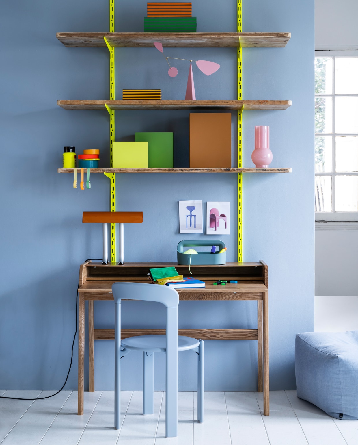 Muurverf no. 941 van Lab Paint (vestingh.nl). Bureau (zuiver.nl). Stoel, tafellamp, office toolbox (hay.nl). Gekleurde metalen opbergboxen, set van 3, kartonnen gestreepte dozen met deksel, set van 3 (hkliving.nl). Vaas van HKliving, poef van Hay (vtwonen.nl). Mobile Fiji van Volta (loods5.nl). vtwonen 04-2023 | styling Marianne Luning | fotografie Stan Koolen