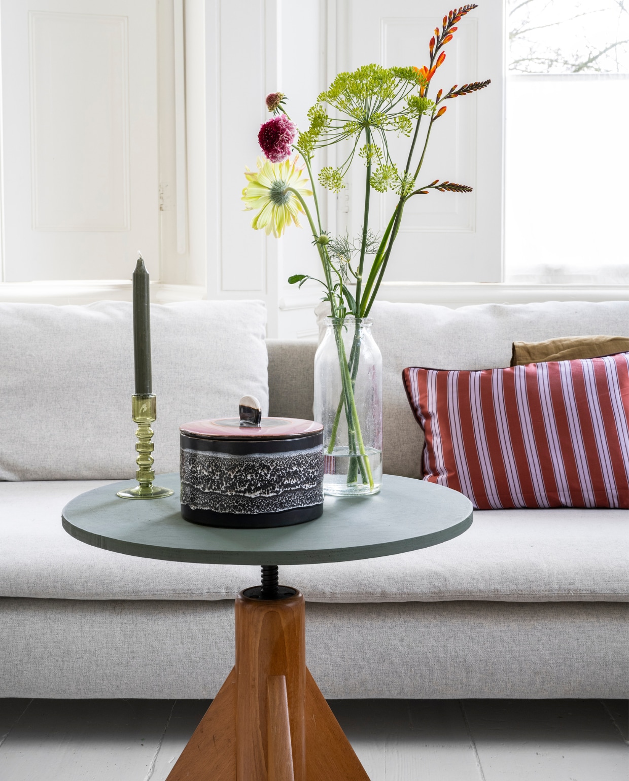 Bank Söderhamn (ikea.nl). Kussens van vtwonen, keramieken voorraadpot 70’s cookie jar van HKliving € 43,99, jute vloerkleed Original runner van HKliving € 149,-, glazen kandelaar The Emeralds van HKliving in Olive € 17,99 (vtwonen.nl/shop). Kleed Henna, 100x160 cm € 219,- (householdhardware.nl). Overig privébezit. vtwonen 2023-11 | Productie Corrien Flohil, Rolien van der Leeuw | Styling Fietje Bruijn | Fotografie Stan Koolen
