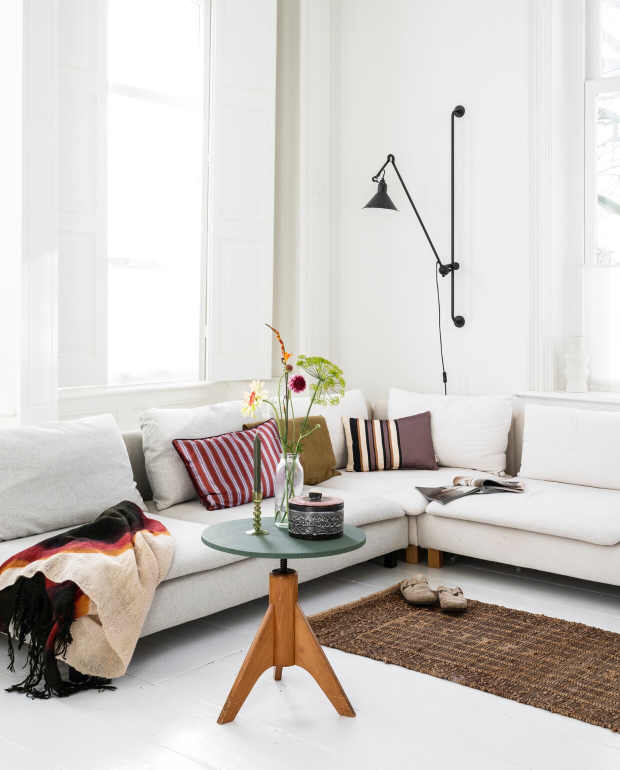 Bank Söderhamn (ikea.nl). Kussens van vtwonen, keramieken voorraadpot 70’s cookie jar van HKliving € 43,99, jute vloerkleed Original runner van HKliving € 149,-, glazen kandelaar The Emeralds van HKliving in Olive € 17,99 (vtwonen.nl/shop). Kleed Henna, 100x160 cm € 219,- (householdhardware.nl). Overig privébezit. vtwonen 2023-11 | Productie Corrien Flohil, Rolien van der Leeuw | Styling Fietje Bruijn | Fotografie Stan Koolen