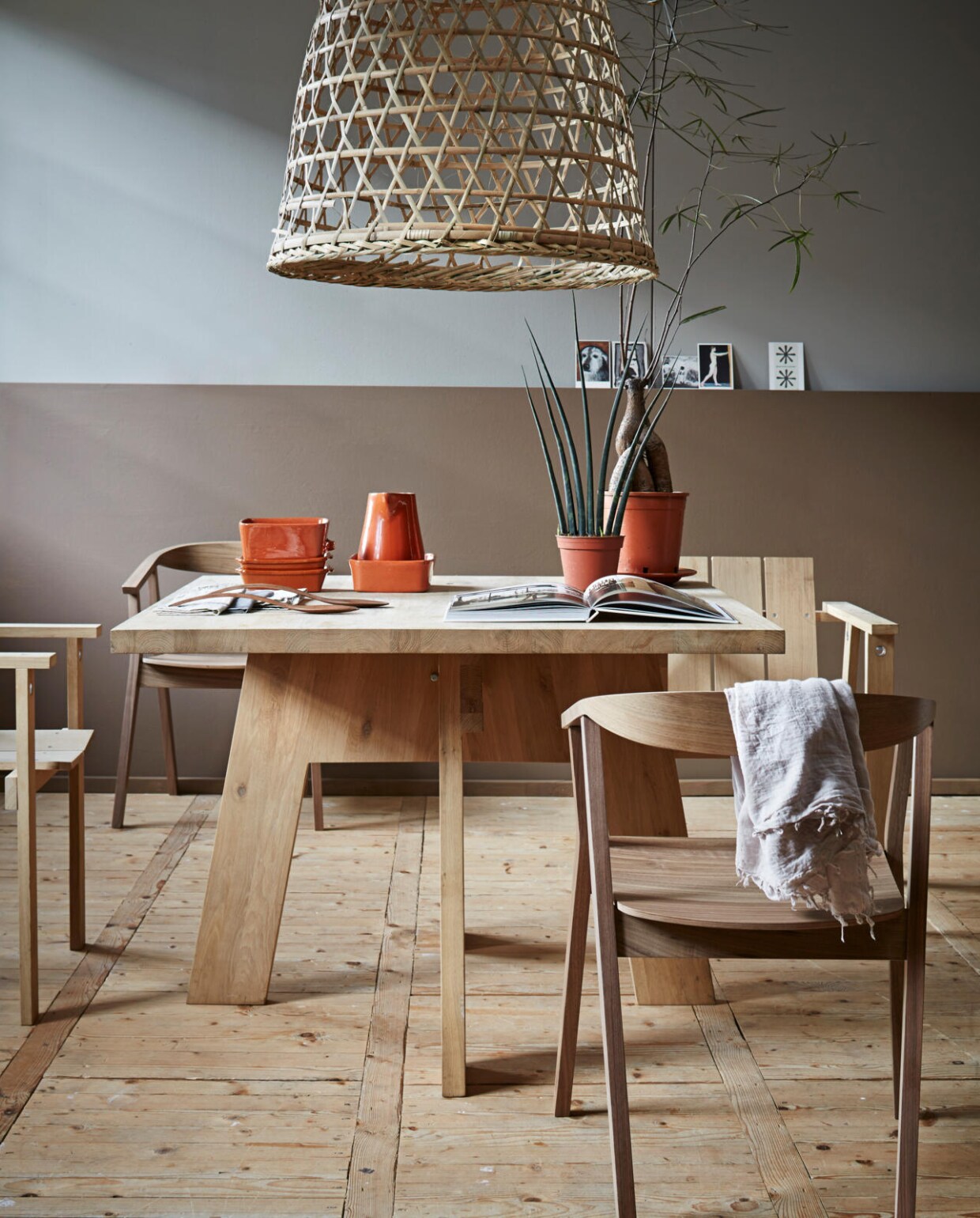 Tafel Piet Hein Eek voor Wehkamp, stoelen Piet Hein Eek, dichte rugleuning (wehkamp.nl). Lampenkap Basket Shade (DR Wonen). Stoelen Stockholm, open rugleuning, Stockholm slabestek 2-delig (Ikea). Rood aardewerk bord, ovenschalen rechthoekig en karaf (Dille &amp; Kamille). Servetten 45x45 cm (H&amp;M). Kaarten (Art Unlimited). Kleur verf op de muur Smoke en kleur verf lambrisering Browny (Dimago). Sjaal (10 Days). Cactus en planten (Bloemenbureau Holland). vtwonen 03-2014 | Styling Marianne Luning | Fotografie Tjitske van Leeuwen
