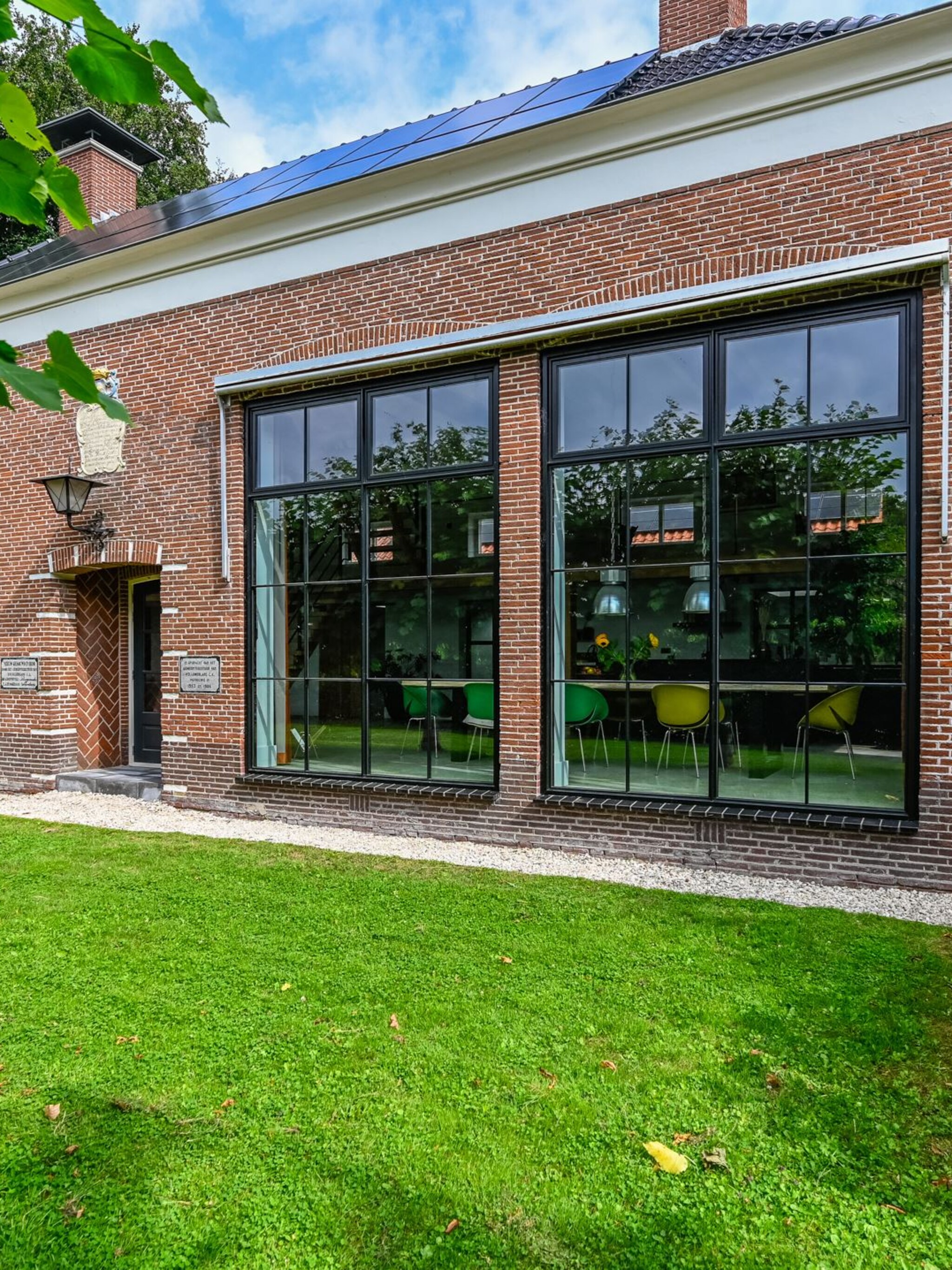 gespot een verbouwde school uit 1898 met extra woning