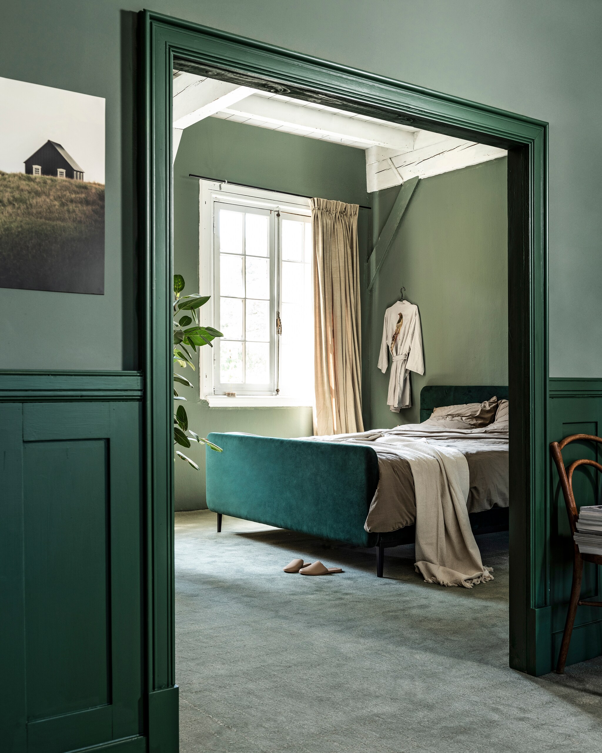 vtwonen collectie (Boxspring Basil in stof Glory kleur Bottle Green, met voetbord, 180x120 cm). vtwonen.nl (beddengoed van vtwonen, tapijt Padded Moss van vtwonen), karwei.nl (muurverf Army Green van vtwonen, op deur lakverf Moss van vtwonen), ikea (plaid), hammam34.com (badjas), hm.com (leren slippers). Overig privébezit. vtwonen 13-2020 | styling Marlies Does, Kim van Rossenberg | fotografie Sjoerd Eickmans, Peggy Janssen