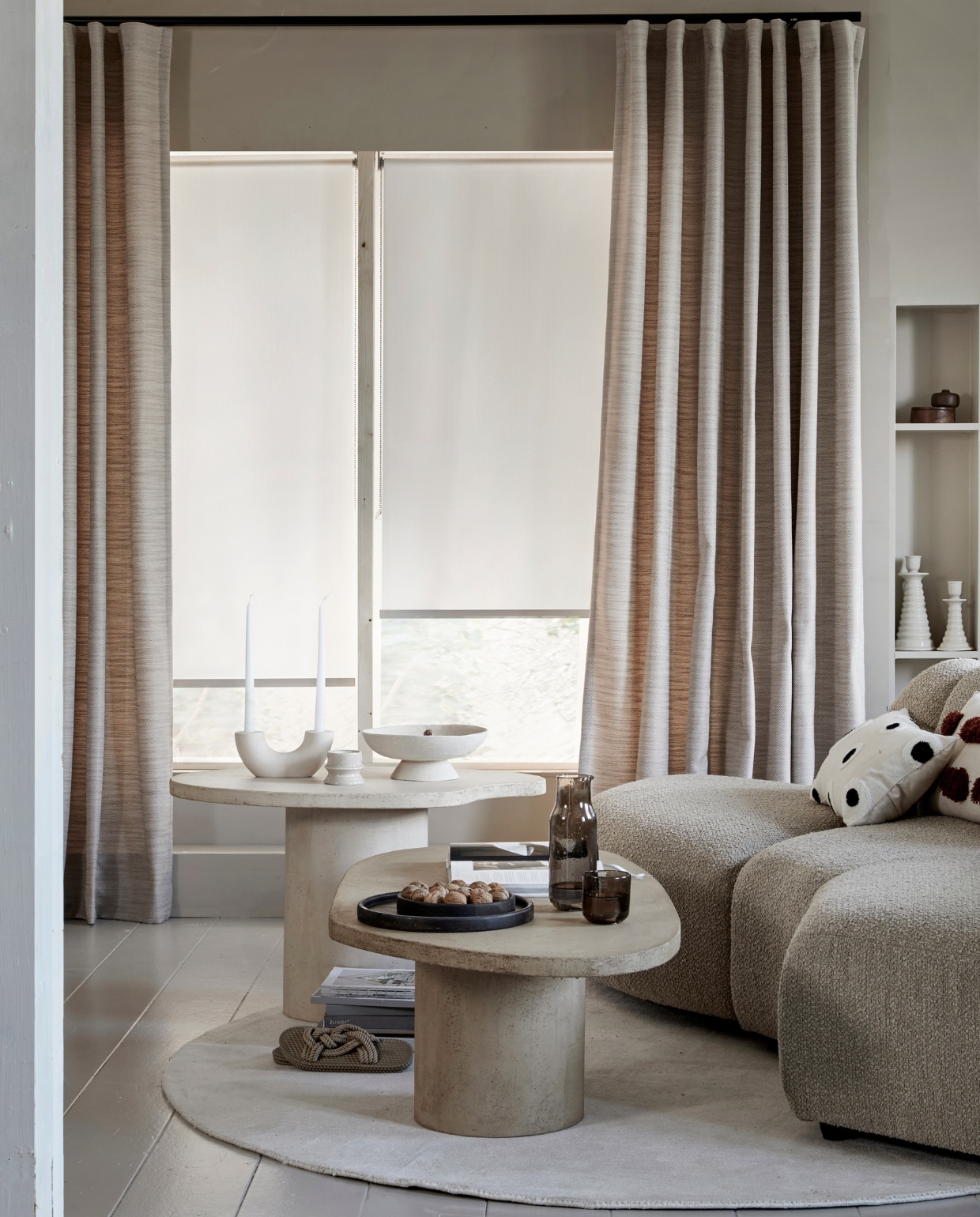 vtwonen collectie (Inbetween gordijn op maat met wave plooi in stof Vlas (2271), kleur Linnen). indudoors.nl (dubbele binnendeur Milaan in massief eiken naturel), bogard.eu (eettafel in kleur Oat, beton op mdf), pure-original.com (Fresco kalk-muurverf in kleur Canvas), karwei.nl (lakverf vloer gemengd in kleur Flax van vtwonen), vtwonen.nl/shop (glazen vaas), rawmaterials.eu (diverse papier-maché en keramieken decoratie en vazen op tafel), loods5.nl (schaal op voet). Buiten: hkliving.nl (teakhouten bank Slatted Bench), basiclabel.nl (betonlook bijzettafel Pebble van vtwonen), dotshop.nl (zwarte aluminium roederails), rawmaterials.eu (papier-maché en keramieken schaal op voet,). vtwonen 06-2023 | styling Marit Saladini Platjouw | fotografie Peggy Janssen