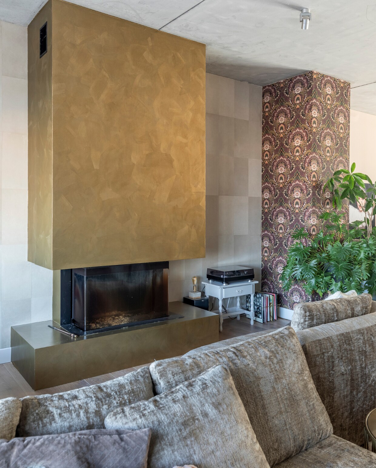 Muurverf Wit Sesam, muurverf Worthy Clay Flexa. Leren wandtegels Enzo Pellini. Schouw bewerkt met Lisboa Bronze We Create Walls. Bank van Passe Partout Eijerkamp. Overig privébezit. vtwonen weer verliefd op je huis seizoen 16, aflevering 8 | styling Eva van de Ven | fotografie Margriet Hoekstra