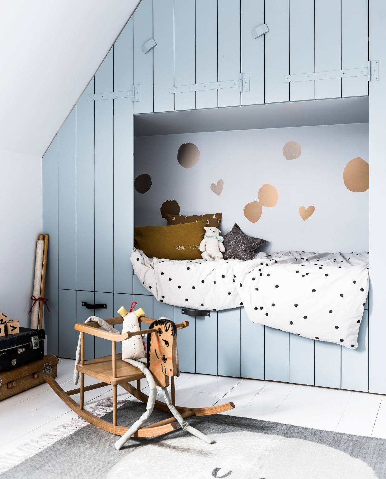 vtwonen collectie (Muursticker confetti 70x100 cm. Muursticker hearts 70x100 cm). Richard van Meerveld (bedstee), Loods 5 (koffers), Ooh Noo (houten blokken), Imps &amp; ElFs + Friends (kussens, beer knuffel, vloerkleed, dekbedovertrek), Nest kids concept store (sterkussen), Suussies (knuffel in hobbelpaard), Atelier Kamer 26 (leren handgrepen), overig privébezit. vtwonen 05-2017 | styling Kim van Rossenberg | fotografie Sjoerd Eickmans