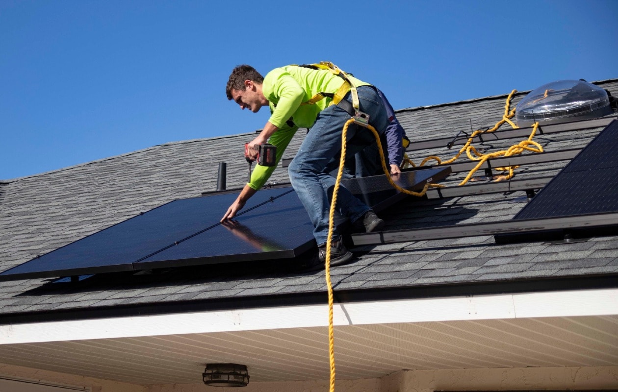 De installatie van zonnepanelen door professionals. Unsplash