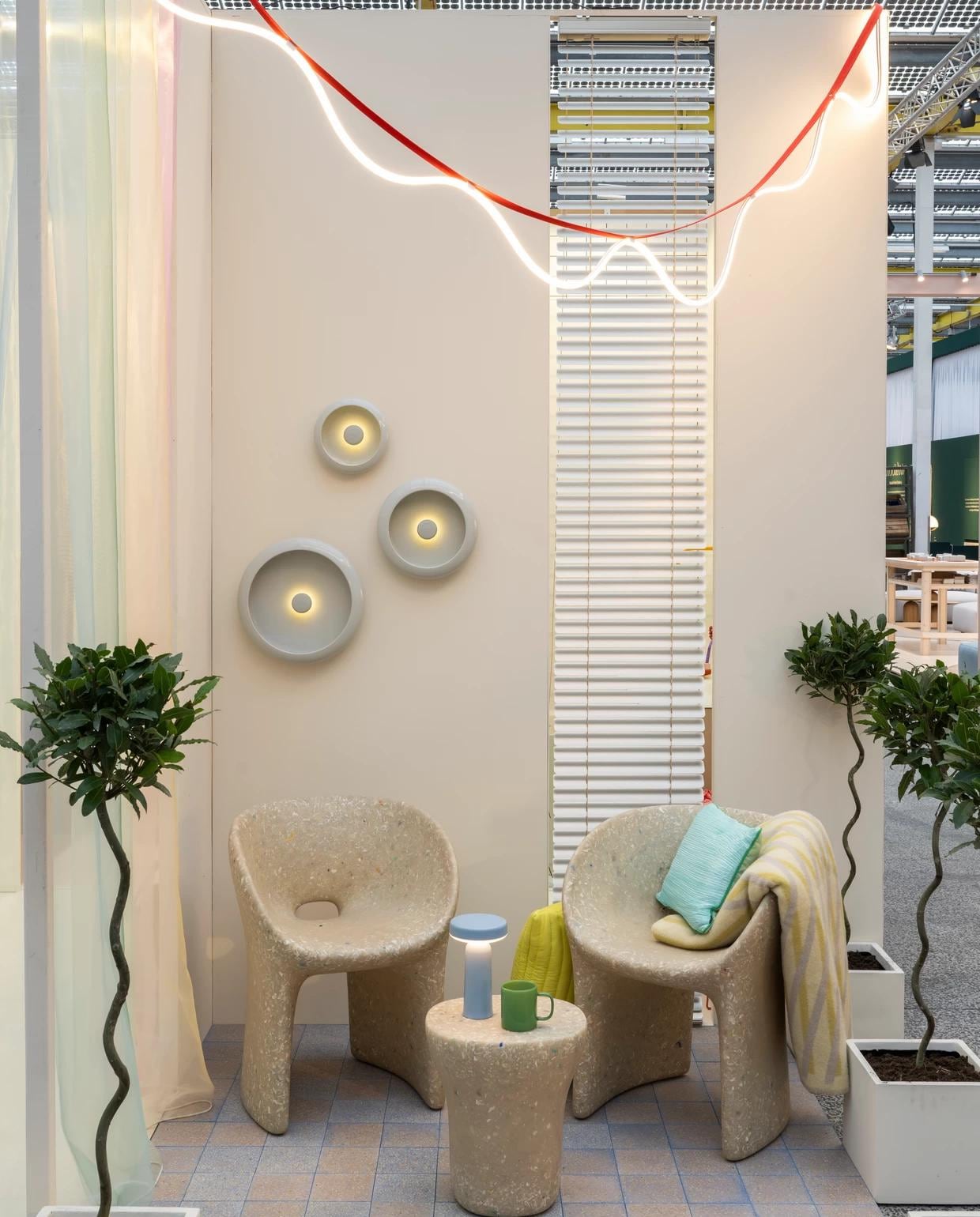 vtwonen | Fotografie Stan Koolen, styling Kelly van Gendt Muurverf Florence (87) van Klint, 2 liter Tegel Granito Lilac Yellow van Design Tegels, cement en marmerpigment, per m2. Ecothylene stoel Richard van EcoBirdy in Faded White. Ecothylene bijzettafel Judy van Ecobirdy in Faded White. Rode tuinverlichting Sine Light Outdoor van [ARRAY] Lighting, rvs, textiel en ledflex. Draagbare lamp Ease Portable van Muuto in Light Blue, abs-plastic en led. Oloha Trio wandlamp van Fatboy in Desert, hoogglans poedercoated aluminum, siliconen en abs-plastic. Plantenpot Amfa van Karwei (geschilderd in muurverf Florence (87) van Klint) 28x28 cm. Katoenen kussen Quilted Cushion Mellow van HKliving. Lamswol plaid Bislett Lemon tart. Glazen roene beker van H&amp;M home. Gerimpeld kussen Groovy van HKliving, polyester en katoen.