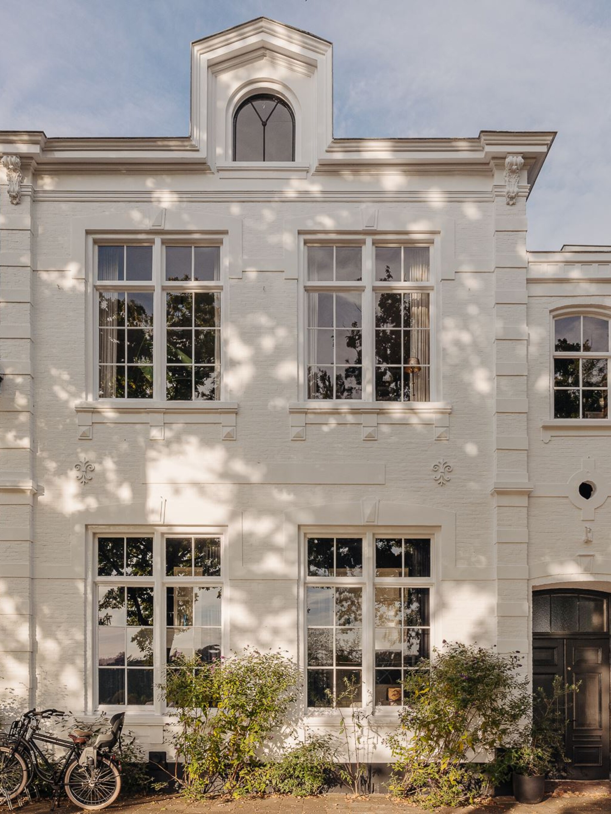gespot een royaal herenhuis met terras aan het water
