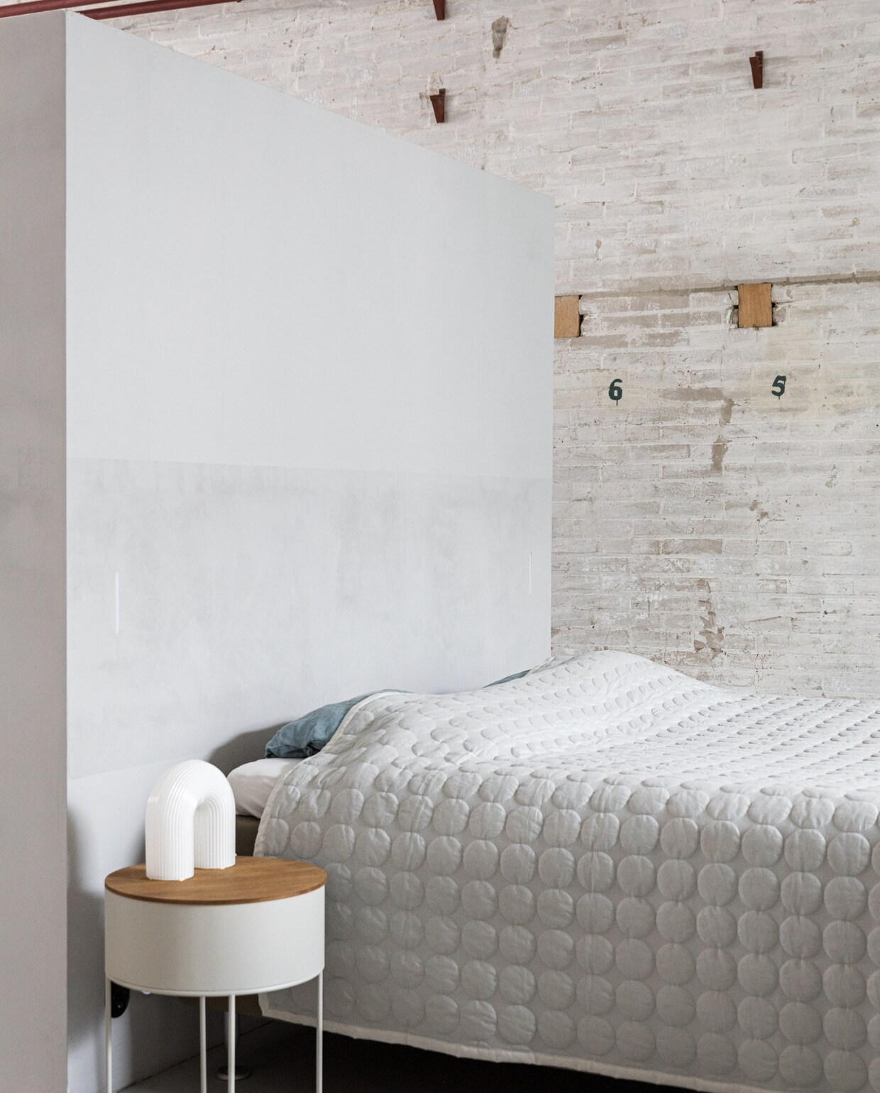 Bed Swiss Sense. Sprei Hay. Nachtkastje Ferm Living. Tafellamp Elleke Rutten. Muurverf Subtle Marble van Flexa. vtwonen 01-2022 | styling Ilona Jongepier | fotografie Dana van Leeuwen