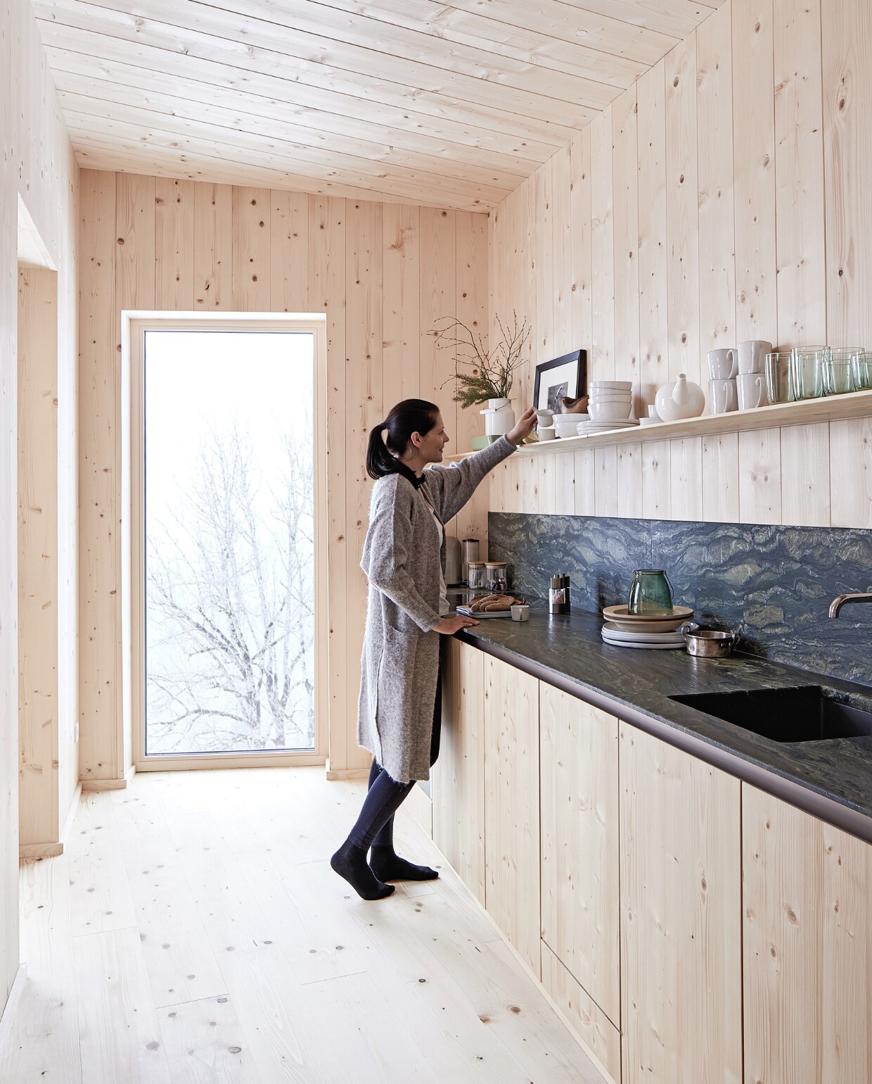 Oude stoel, zelf opgeknapt en geschilderd. Beddengoed Kitzmüller. Netten Seilerei Voigt. vtwonen 13-2020 | Productie Features &amp; More | Styling Wilma Custers | Fotografie Krista Keltanen
