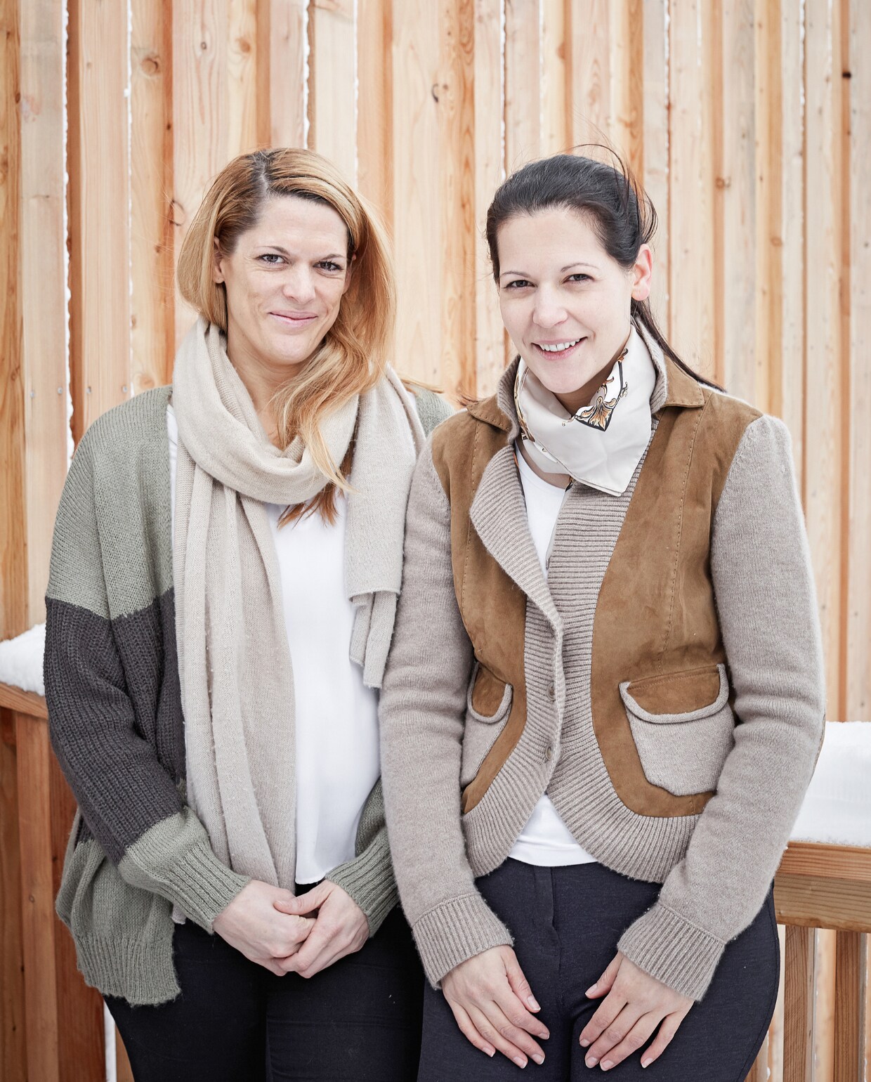 Elizabeth en Katharina op het balkon van hun boomhut in Tirol. vtwonen 13-2020 | Productie Features &amp; More | Styling Wilma Custers | Fotografie Krista Keltanen