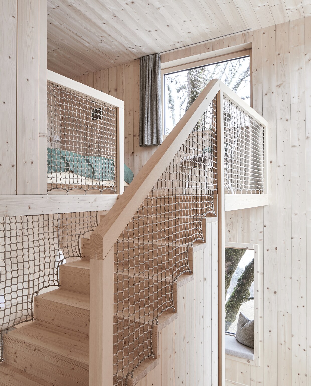 Oude stoel, zelf opgeknapt en geschilderd.Beddengoed Kitzmüller. Netten Seilerei Voigt. vtwonen 13-2020 | Productie Features &amp; More | Styling Wilma Custers | Fotografie Krista Keltanen