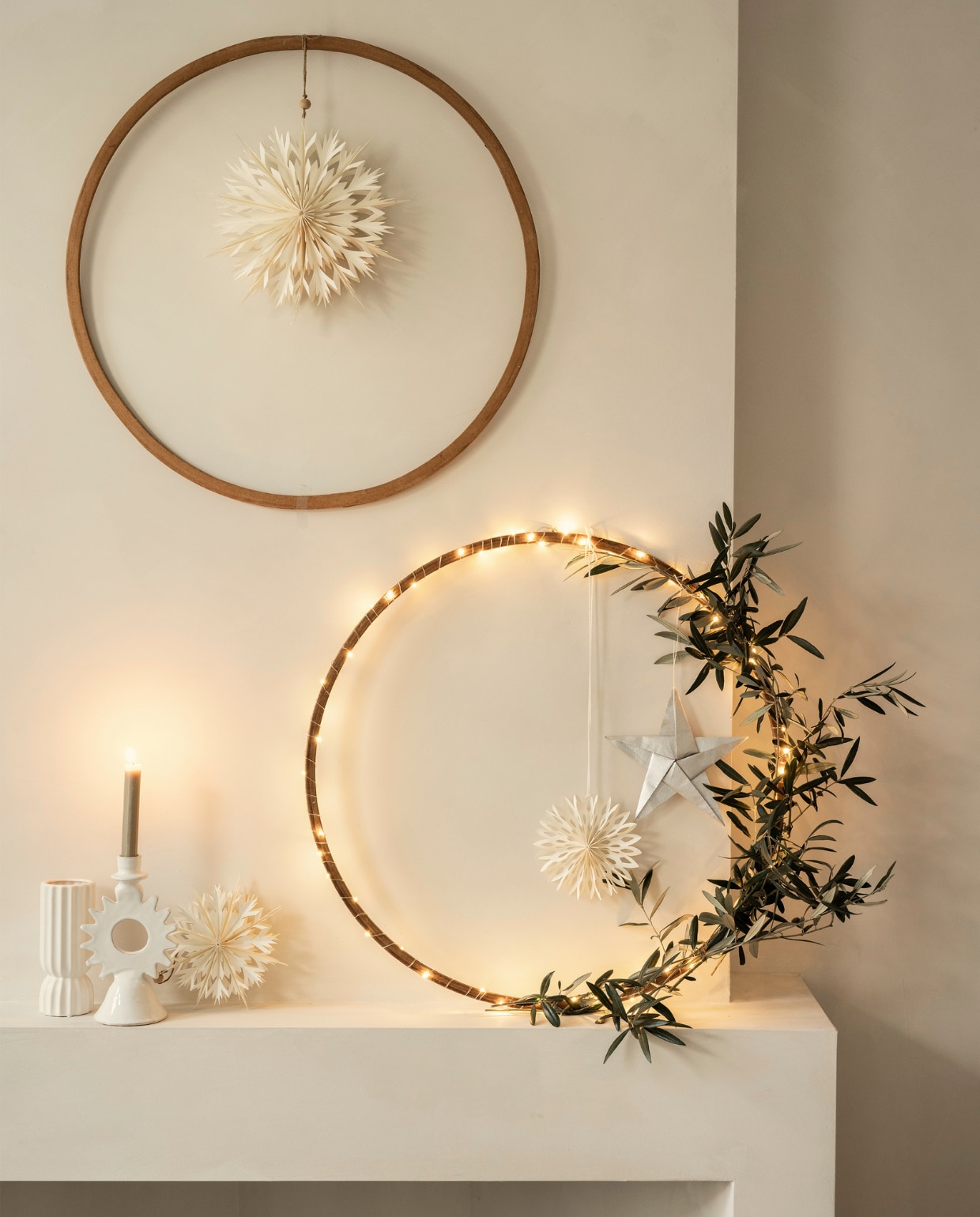 Gymhoepels De Kringloper Naarden. Kandelaar Soleil van Household Hardware (householdhardware.nl). Lichtsnoer Hema (hema.nl). Overig privébezit. vtwonen 2023-12 | Productie Corrien Flohil, Rolien van der Leeuw | Styling Fietje Bruijn | Fotografie Stan Koolen