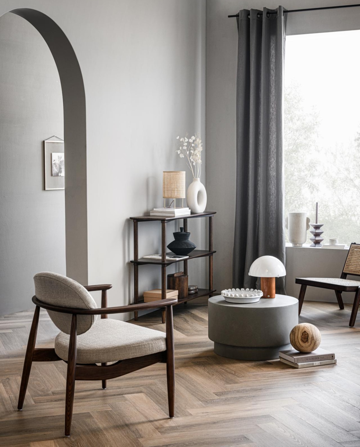 vtwonen collectie (Wandtegel op muur en bank Composite Light Grey Mozaiek, 30x30 cm (ook in kleuren Dark Grey en Black Antracite). Vloer- en wandtegel Composite Light Grey, 120x120 cm (ook in kleuren Dark Grey en Black Antracite en in 60x60 cm, 30x60 cm, 15x60 cm)) karwei.nl (muurverf Flax van vtwonen), loods5.nl (dressoirkast, grijs kussen, wollen kussen, espressokop, grijze stenen vaas), hm.com (fauteuil met webbing, hanglamp, bruine plaid, beige plaid), polspotten.nl (houten bijzettafel, fauteuil met stoffen zitting), vtwonen.nl (betonnen tafel van Woood), letoile.store (bord, mok, gouden lepel). Overig privébezit. vtwonen 10-2022 | styling Danielle Verheul | fotografie Sjoerd Eickmans