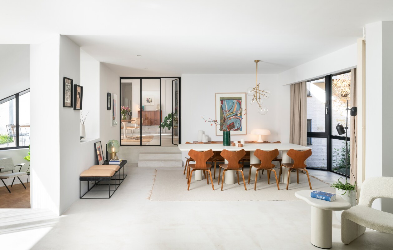 Vloer Terra Logica van Terra International, deuren op maat gemaakt Philip V. Bank Leonore, eettafel Pim, tapijt Charles, dressoir Salvin, bijzettafel Mid Jonah en fauteuil Esmee van Furnified. Vintage stoelen 3130 van Arne Jacobsen voor Fritz Hansen. Vloerlamp Hübsch, hanglamp Brussels Design Market, tafellamp op bank HKliving. Vazen op dressoir Broste Copenhagen, witte lamp Nessino van Artemide. Kunstwerk Your Art Gallery. Kunstwerken linkerwand Furnified en Siep van den Berg. Overig onbekend. vtwonen 05-2023 | fotografie Jonah Samyn