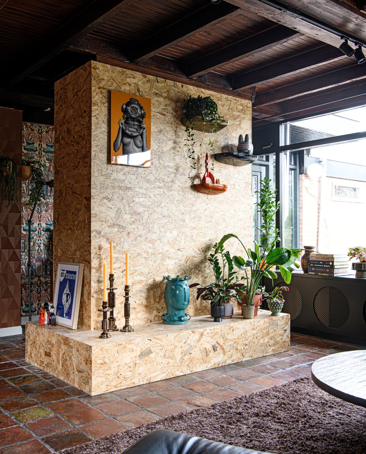 Kunstwerk Victor Spinelli via House of Wow, wandplanken Corniches van Vitra, kandelaars Diesel x Seletti, turquoise sculptuur Loods 5. Overig onbekend. vtwonen 10-2023 | styling Kim Timmerman fotografie Louis Lemaire