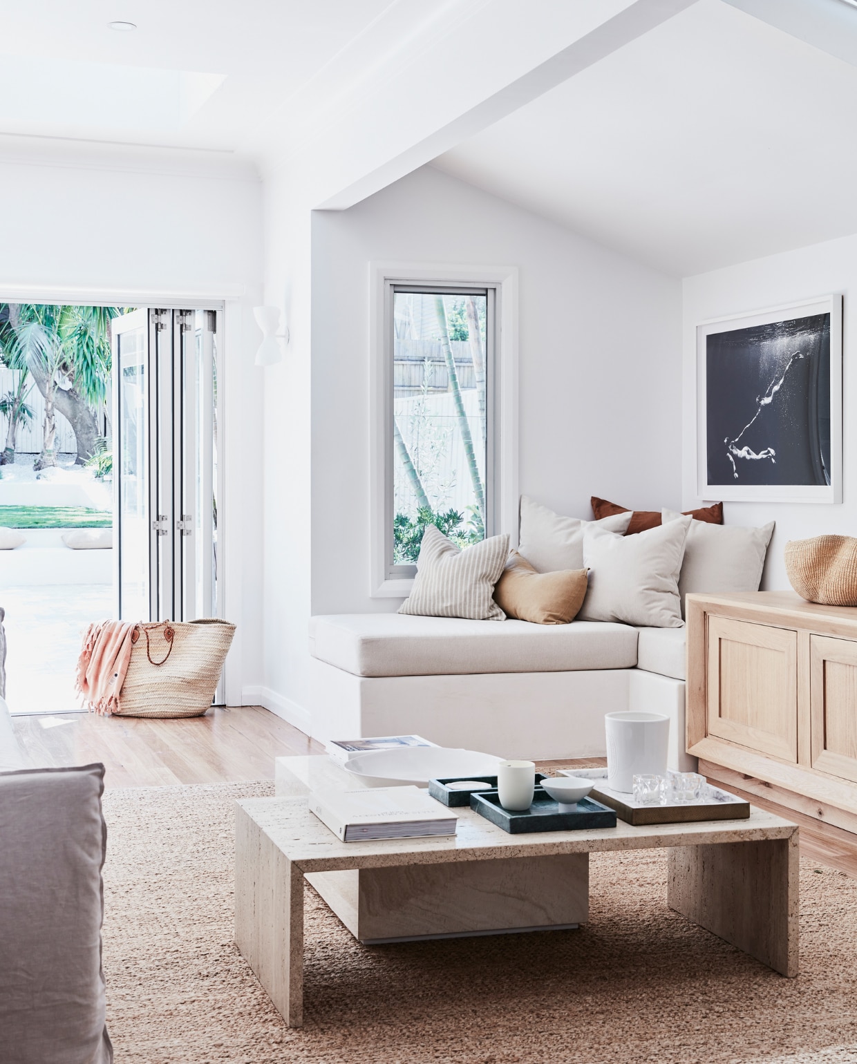 Bank met opbergruimte op maat gemaakt. Kussens Grace Garrett. Dressoir MCM House. Salontafel en vloerkleed Armadillo. Kunstwerk Kate Bellm. Dienbladen Country Road. Muurverf Lexicon van Dulux. Overig onbekend. vtwonen 05-2022 | styling Kristin Rawson | fotografie Maree Homer