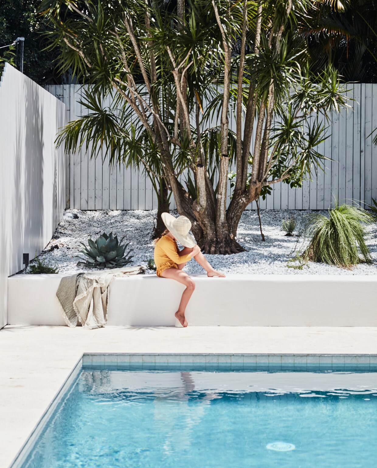 Zwembad Concept Pools. Zwembadtegels Eco Outdoor. Handdoek Mamapapa. Overig onbekend. vtwonen 05-2022 | styling Kristin Rawson | fotografie Maree Homer