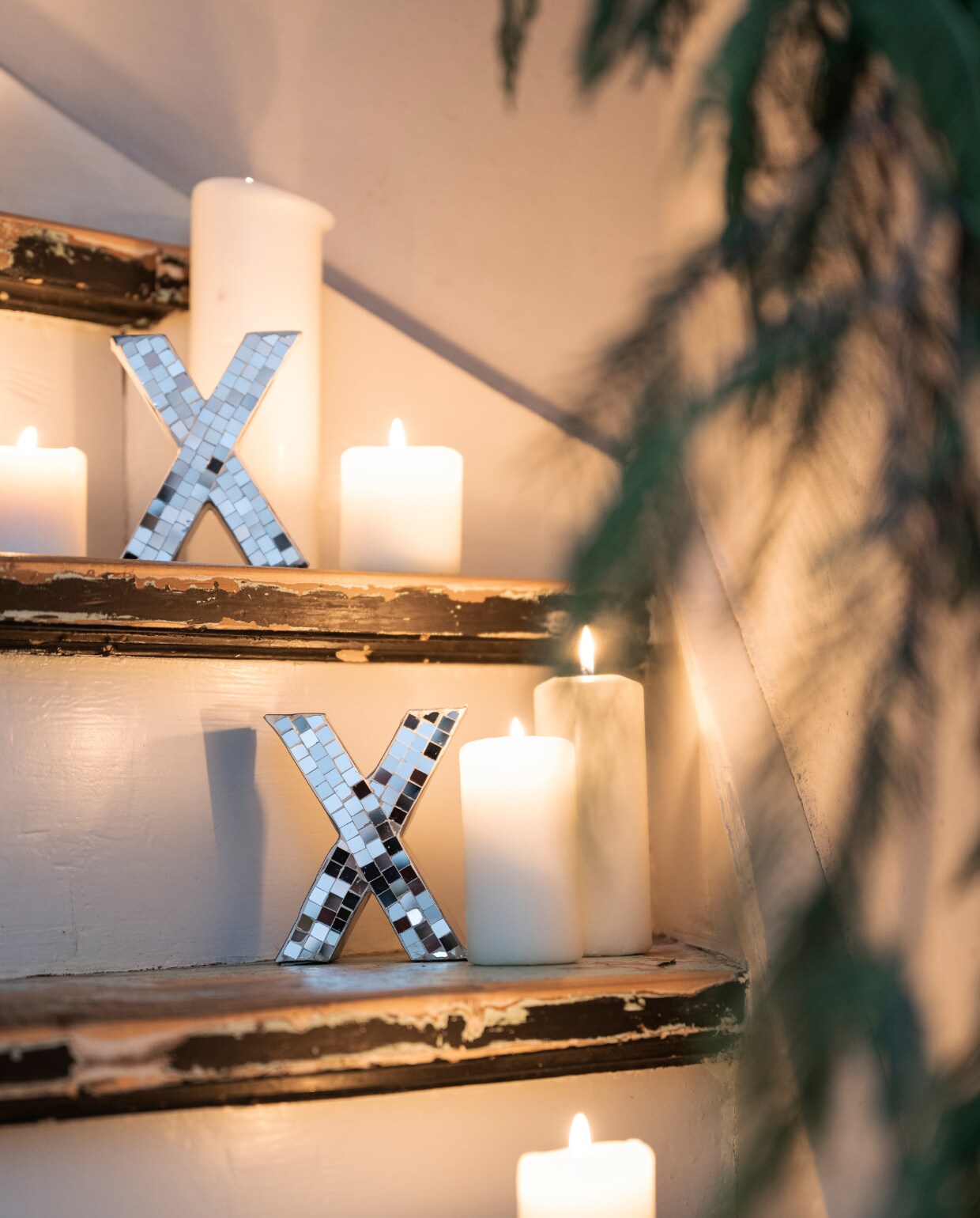 Zilveren metalen mozaïekletter X, 31x4,5x12,5 cm, set van 3. Overig privébezit. vtwonen kerstbijlage 12-2023 | styling Tanja Saarberg | fotografie Stan Koolen