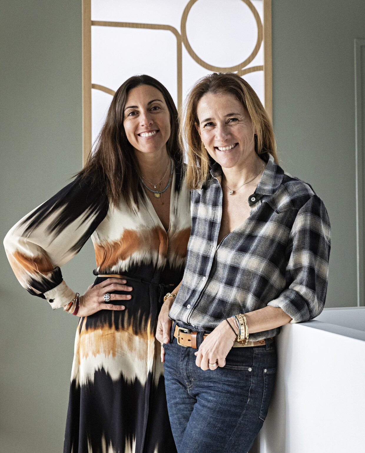 Anne (links) en Cécille (rechts) in het 19e-eeuws Haussmann-appartement vtwonen 12-2023 | productie AC Scoffoni | styling Marie-Maud Levron | fotografie Yann Deret | tekstbewerking Merel van der Lande