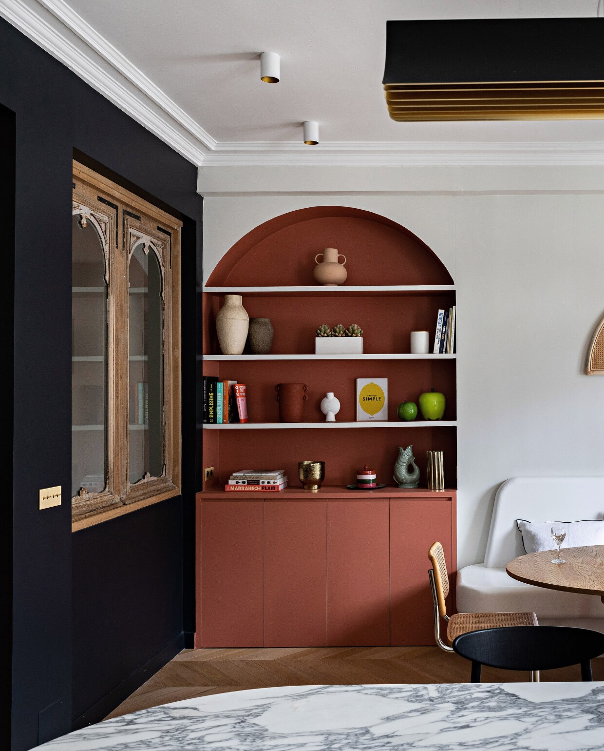 Verf nis Red Earth, zwarte muur Off Black en witte muur Strong White van Farrow &amp; Ball. Eikenhouten deuren en kozijnen uit de 19e eeuw Proantic, zwarte plafondlamp Respiro van Dcw Éditions. Spots en lichtschakelaars Modelec. Vazen Serax en Zara Home. Stoelen vlooienmarkt, marmer Spadaccini, bank op maat gemaakt door Staff Décor. Overig onbekend. vtwonen 12-2023 | productie AC Scoffoni | styling Marie-Maud Levron | fotografie Yann Deret | tekstbewerking Merel van der Lande