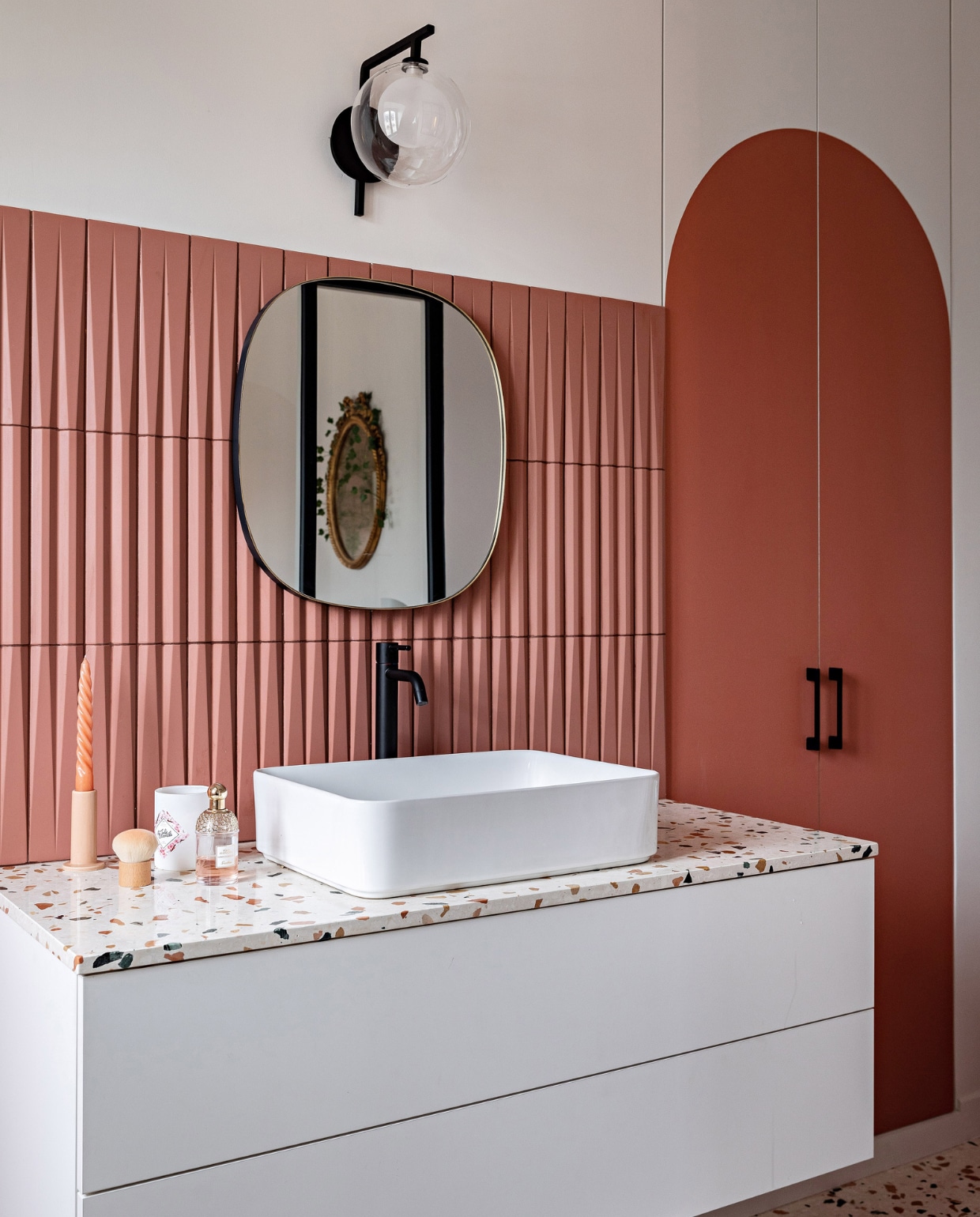 Wandpaneel Orac Decor, verf deuren Red Earth van Farrow &amp; Ball. Wastafelmeubel en terrazzovloer Ceramica. Wastafel Credenza, spiegel Leroy Merlin, wandlamp Bhv Marais, kraan Gessi. Overig onbekend. vtwonen 12-2023 | productie AC Scoffoni | styling Marie-Maud Levron | fotografie Yann Deret
