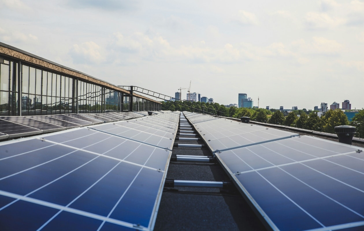 Zonnepanelen op een plat dak plaatsen Unsplash