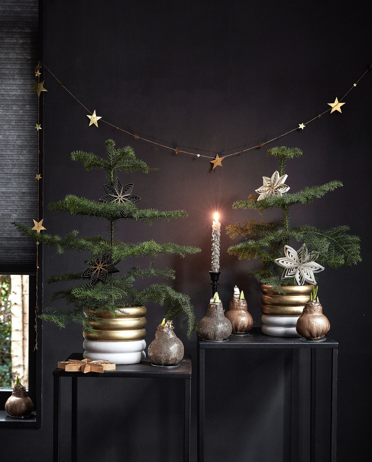 Goudkleurige slinger met sterren, 210 cm (l) € 3,49, wit papieren ornament bloem met glitter, 10 cm (Ø) € 5,99 (ook verkrijgbaar in zwart met zilver). Goudkleurig papieren ornament, 20x5,5 cm (Øxd) € 3,29, goud-kleurig ornament ster, 15x1,5 cm (Øxd) € 2,99. vtwonen 12-2022 | productie Tanja Saarberg, Isa Hoevens | styling Kim van Rossenberg | fotografie Peggy Janssen | assistentie Sanne Ketelaar