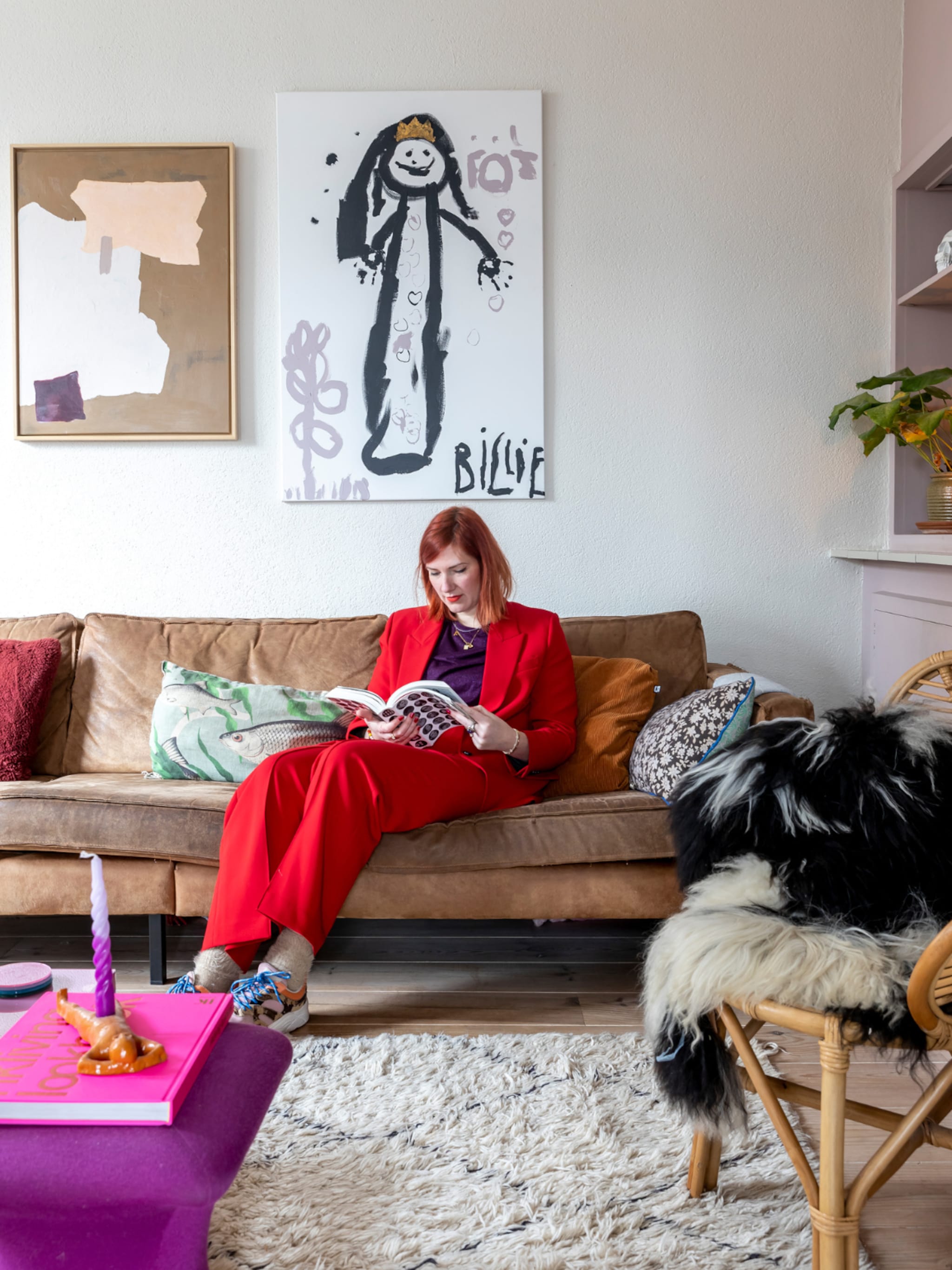 binnenkijken in een dorpshuis waar rood roze en paars de boventoon voeren