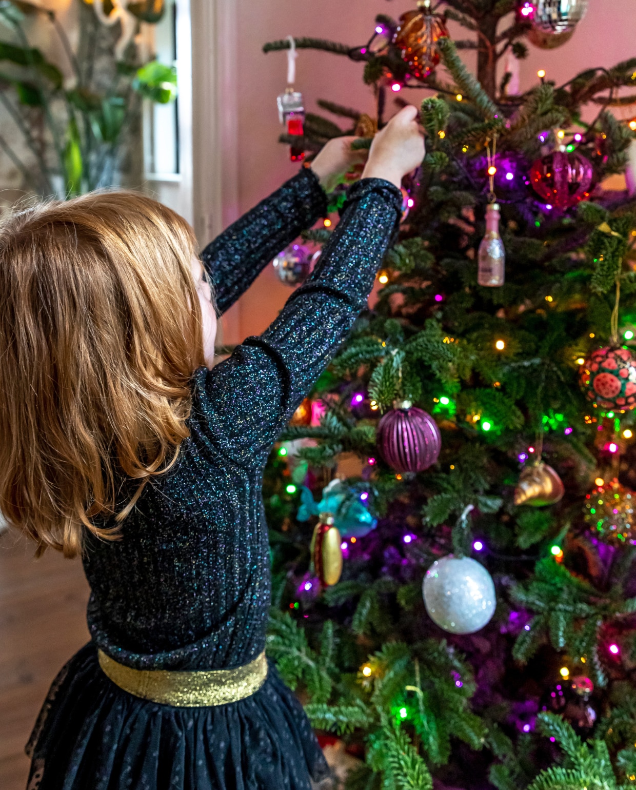 Kerstballen o.a. Blokker en Søstrene Grene.  vtwonen 13-2023 | fotografie Henny van Belkom
