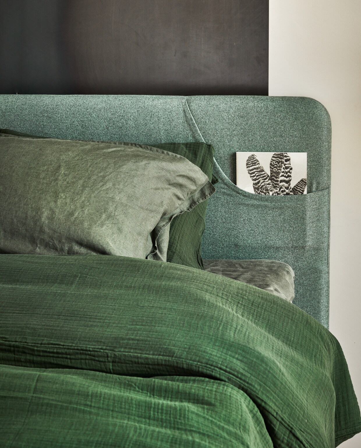 5&amp;6 Boxspring Lifestyle by vtwonen Basil, vanaf € 1990,-, hier met hoofdbord met insteekhoezen, in stof Tweed Sea Green, met metalen poot Angle in zwart.M.m.v. hm.com (dekbedovertrekset, plaid, kussenslopen), vtwonen.nl/shop (vloerkleed van Hay). Overig privébezit. vtwonen 13-2023 | productie Tanja Saarberg | styling Sanne Ketelaar | fotografie Peggy Janssen