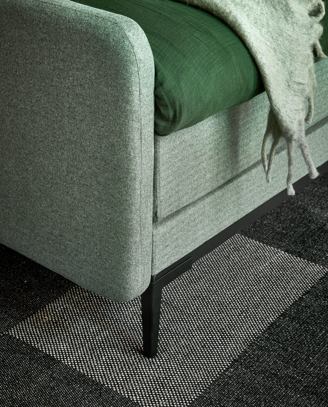 5&amp;6 Boxspring Lifestyle by vtwonen Basil, vanaf € 1990,-, hier met hoofdbord met insteekhoezen, in stof Tweed Sea Green, met metalen poot Angle in zwart.M.m.v. hm.com (dekbedovertrekset, plaid, kussenslopen), vtwonen.nl/shop (vloerkleed van Hay). Overig privébezit. vtwonen 13-2023 | productie Tanja Saarberg | styling Sanne Ketelaar | fotografie Peggy Janssen