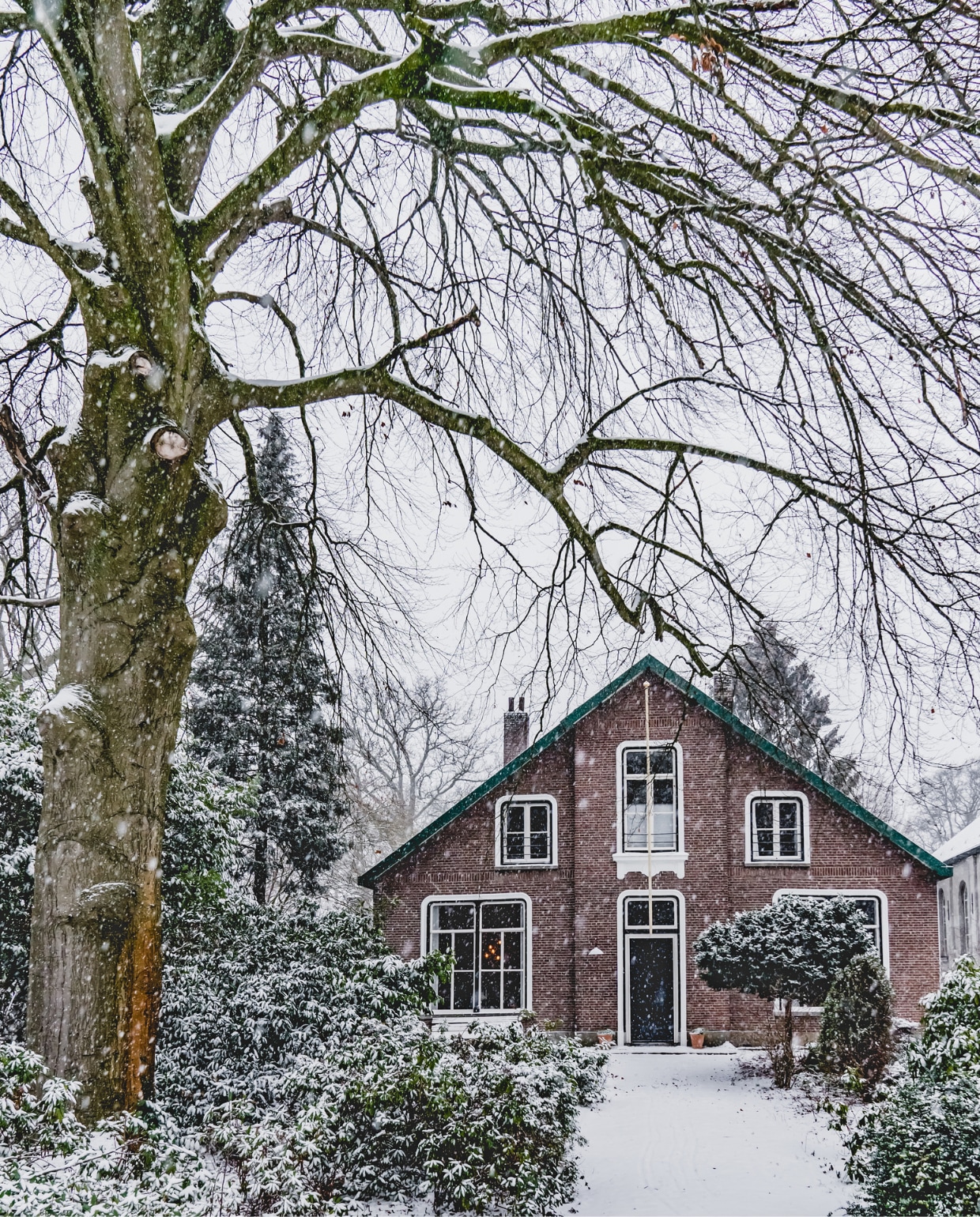 Je hoort de jingle bells al als je de oude pastorie in de sneeuw ziet liggen. vtwonen 12-2019 | Productie Features &amp; More | Styling Wilma Custers | Fotografie Ivar Janssen