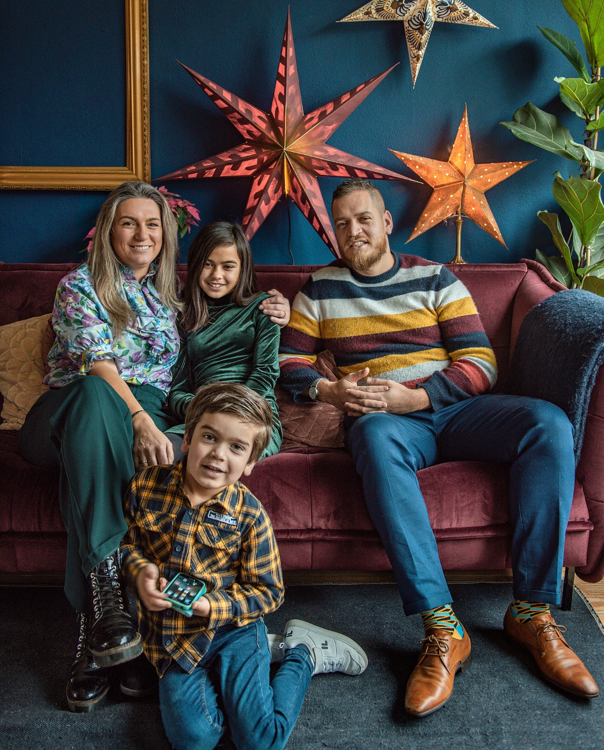 Mindy, Theo, Nayla en Ravi op de bamk in hun vrijstaandhuis in Drachten vtwonen 12-2020 | Styling Mindy Schroor | Fotografie Ton Bouwer | Productie Monique van der Pauw