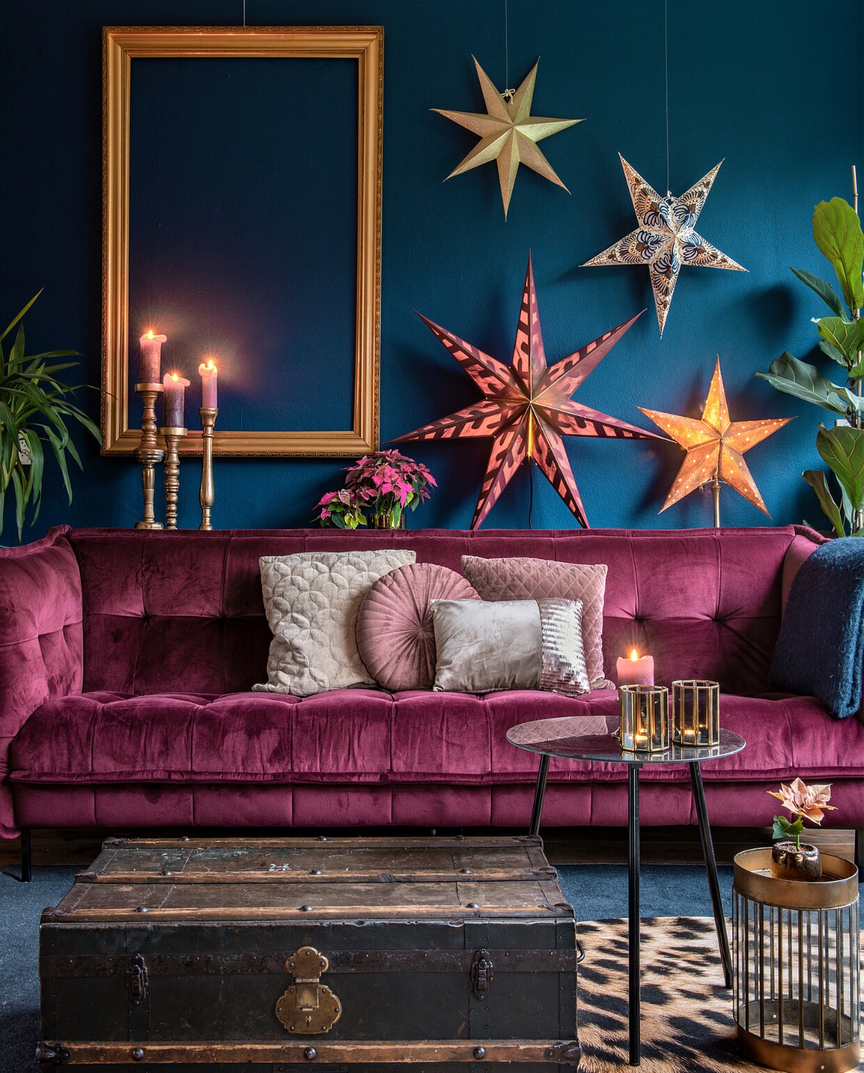 Fluwelen sofa Easy Sofa, oude kist van Mindy’s moeder, zwart tafeltje Leen Bakker, gouden tafeltje Intratuin. Kussens: Jysk (rond), Intratuin (langwerpig) en Be Pure Home. Panter vloerkleed vloerkledenopvinyl.nl en blauw kleed Vloerkledenloods. Papieren sterren Ikea (versierd door Mindy) en Sissy-Boy Homeland (bovenste). Lijst en kandelaars (geverfd door Mindy) van de kringloop. Waxinelichthouders Boer Staphorst, lage kaarshouder kringloop, plantenpotjes Intratuin en kringloop vtwonen 12-2020 | styling Mindy Schroor | fotografie Ton Bouwer | productie Monique van der Pauw