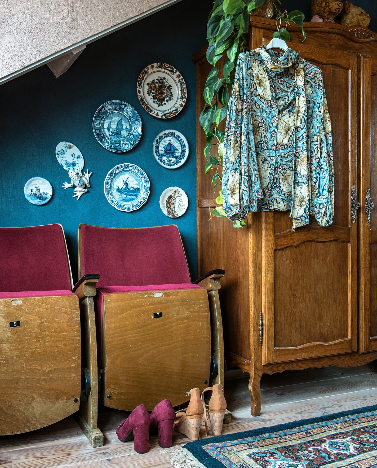 De theaterstoelen (uit de stadschouwburg in Groningen) waren van Mindy’s stiefmoeder. De antieke kast en het vloerkleed vond Mindy op Marktplaats. De bordjes komen overal en nergens vandaan. Top en bruine schoenen H&amp;M, rode schoenen Van Haren. vtwonen 12-2020 | Styling Mindy Schroor | Fotografie Ton Bouwer | Productie Monique van der Pauw