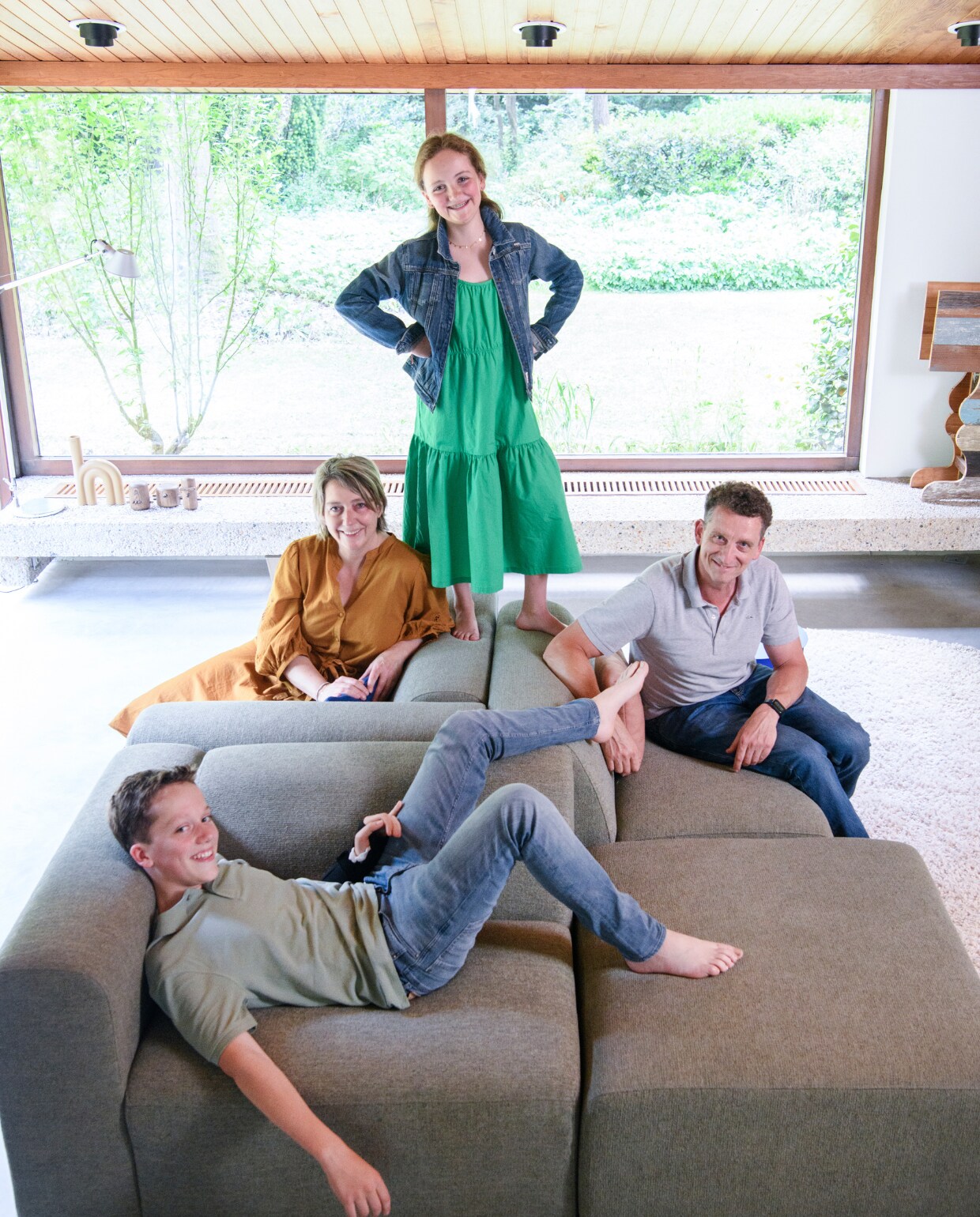 Denise, Gerard, zoon Morris en dochter Noor op de elementenbank in hun Bungalow in Apeldoorn. vtwonen special binnenkijken 12-2023 | productie Inside Homepage | styling Inge van Lieshout | fotografie Louis Lemaire