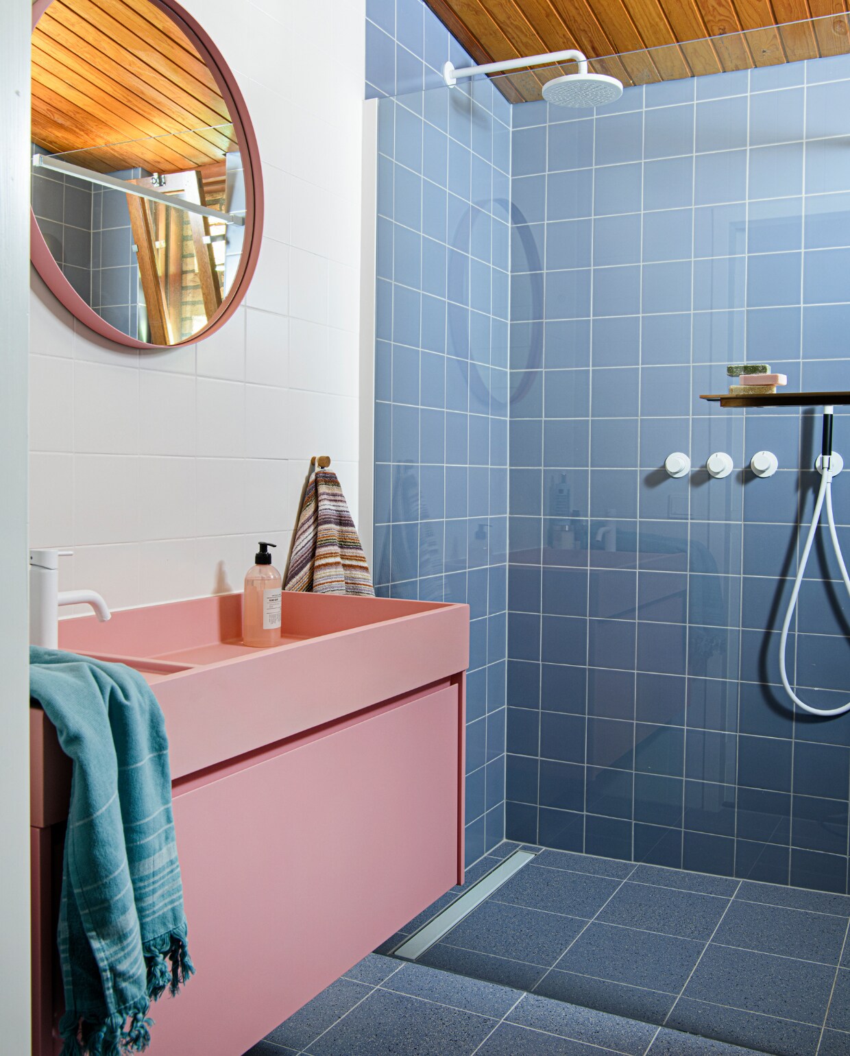 Vloer- en wandtegels Mosa. Badkamermeubel en spiegel Topline, hamamdoek Hema. Douche Hotbath Cobber. Overig onbekend. vtwonen special binnenkijken 12-2023 | productie Inside Homepage | styling Inge van Lieshout | fotografie Louis Lemaire