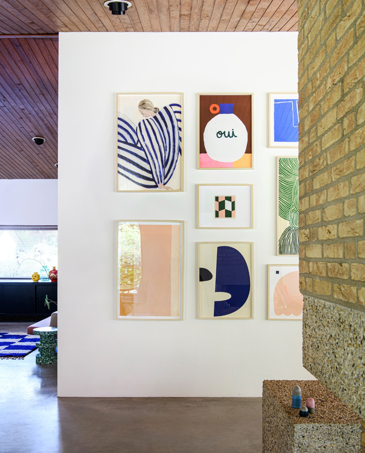 Ingelijste posters The Poster Club. vtwonen special binnenkijken 12-2023 | productie Inside Homepage | styling Inge van Lieshout | fotografie Louis Lemaire