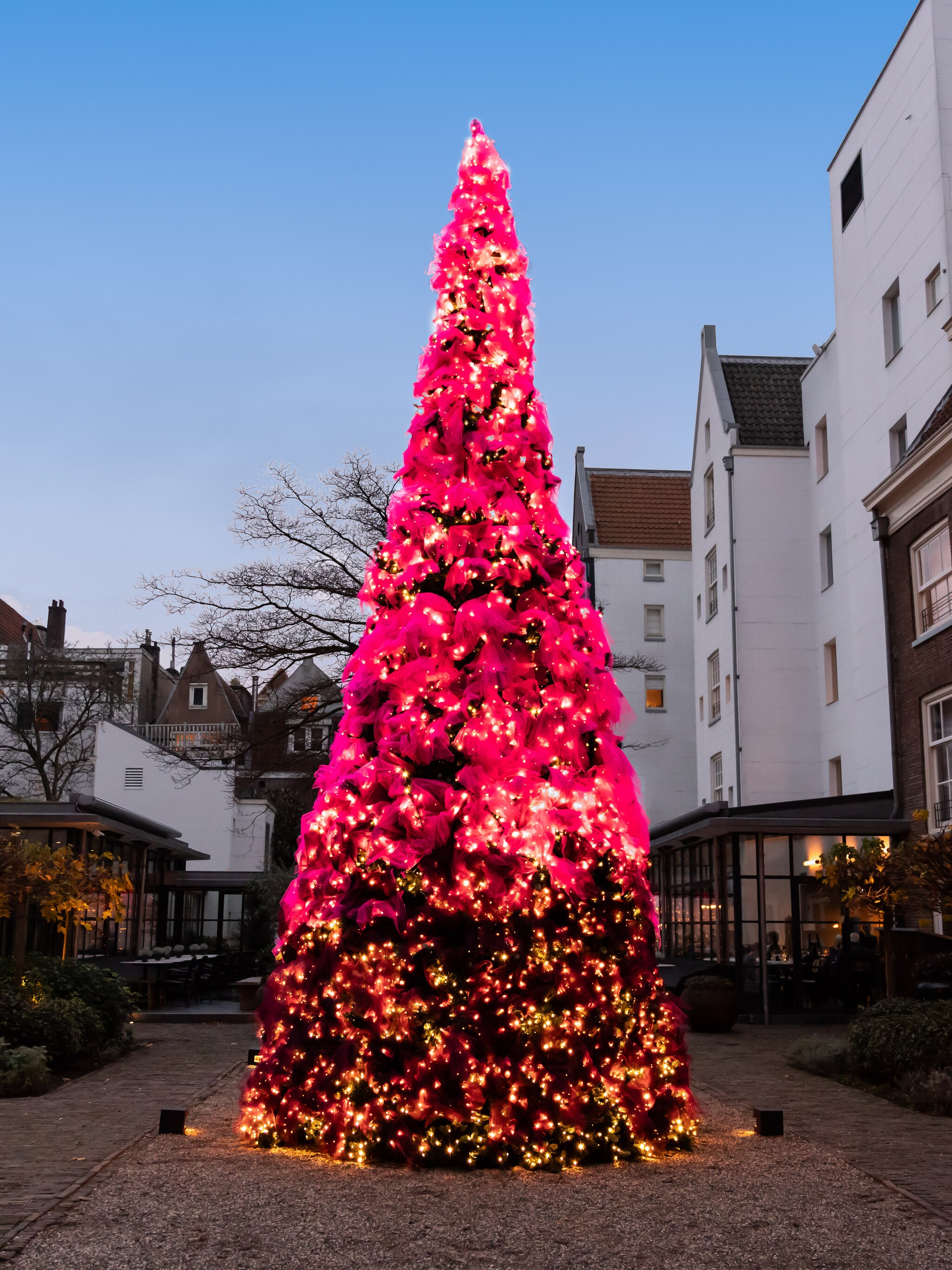 magische samensmelting pulitzer amsterdam onthult betoverende kerstboom in samenwerking met modeontwerpster roksanda ilinc