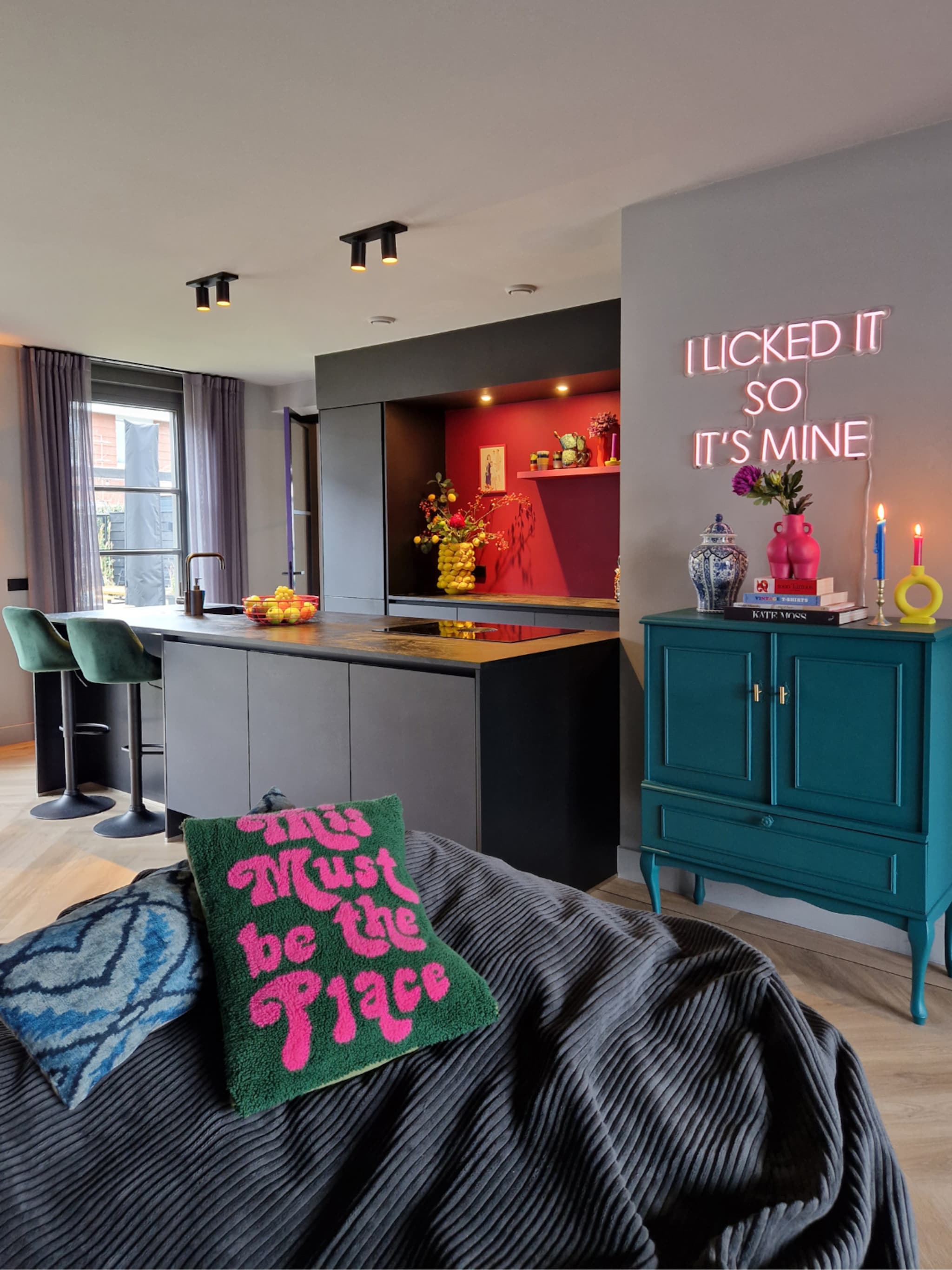 binnenkijken in een kleurrijk interieur