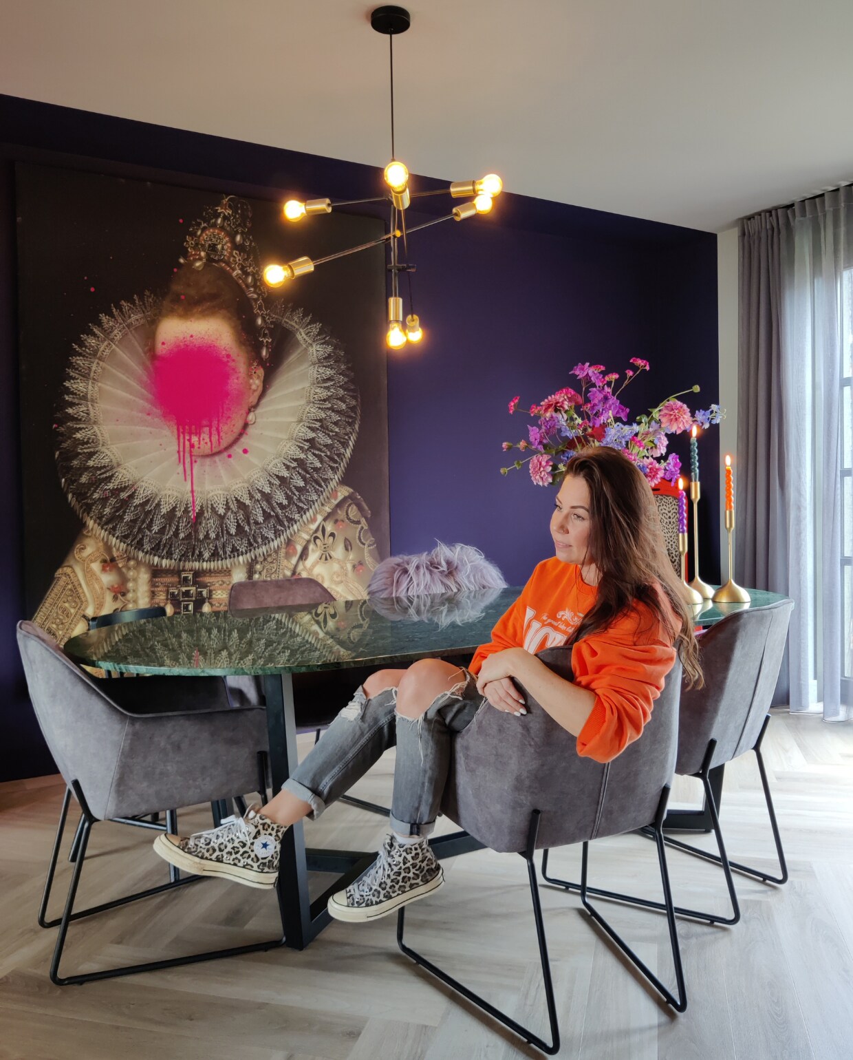 Muurverf Luxueus van Praxis, schilderij Muso, hanglamp Westwing, eettafel Marble &amp; Things, gordijnen Karwei, vloer walvisgraat van Floer. Overig onbekend. fotografie Anne Marie Vandersteen