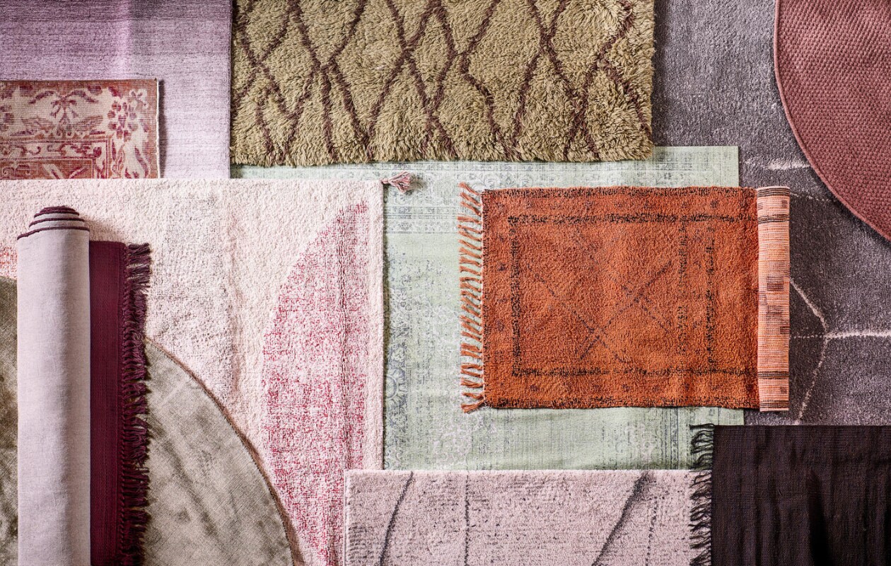 Paars laagpolig vloerkleed Arc de Sant Purple van Momo rugs, in verschillende maten verkrijgbaar, 170x240 cm (vloerkledenwinkel.nl). Vintage bruin-roze vloerkleed, 285x174 cm (rozenkelim.nl). Getuft vloerkleed met abstracte vormen van Madam Stoltz, 140x200 cm, oranje-rood getuft vloerkleed van Madam Stoltz, 70x140 cm, chocoladebruin vloerkleed Melange van Ferm Living, 60x100 cm(deens.nl). Groen vloerkleed Ravel, 250 cm (Ø), vloerkleed met franje Valence van Linie Design in kleur Plum, 300x200 cm (vtwonen.be). Olijfgroen berber vloerkleed met bruine zigzaglijnen, 280x180 cm (hkliving.nl). Groen vloerkleed met print Khayyam Told Me Canal Grande van Jackie and the Fish, in verschillende maten (vloerkledenwinkel.nl). Grijs vloerkleed Abstract van vtwonen, 160x230 cm, wit-grijs vloerkleed Abstract van vtwonen, 160x230 cm (karwei.nl). Oudroze geweven vloerkleed Oksavan Linie Design, 170 cm (Ø) (vtwonen.nl). vtwonen 04-2022 | styling Marlies Does | fotografie Sjoerd Eickmans