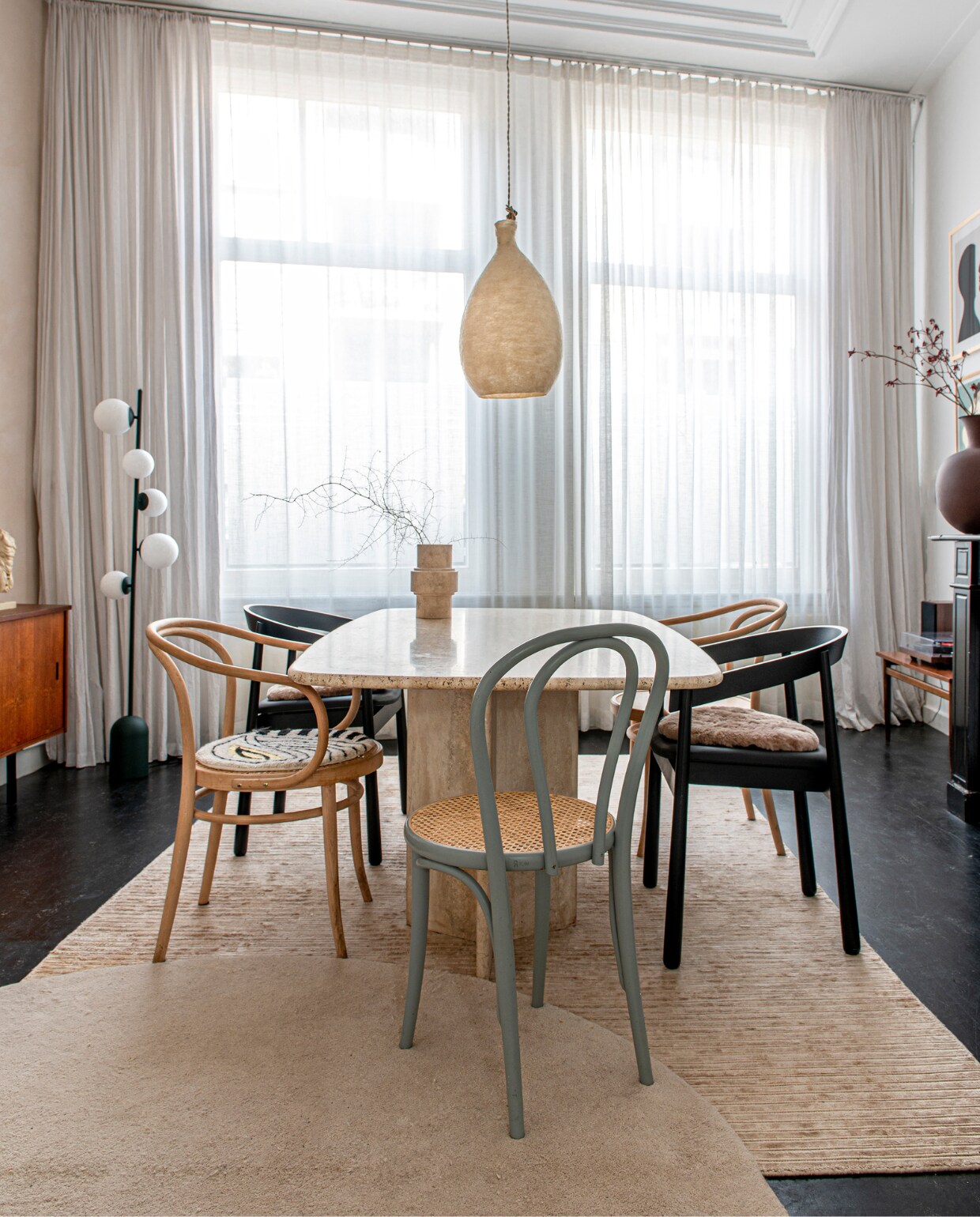 Eettafel Marktplaats. Zwarte stoelen en vloerlamp Kaktee van Fést. Andere stoelen en dressoir vintage. Gordijnen hingen er al, muurverf Kalkliter, soortgelijke hanglamp Vilt aan Zee, vloerkleden Ferm Living. Overig onbekend. vtwonen 12-2023 | productie De Binnenkijkers | styling Jeske Weel | fotografie Caroline Coehorst